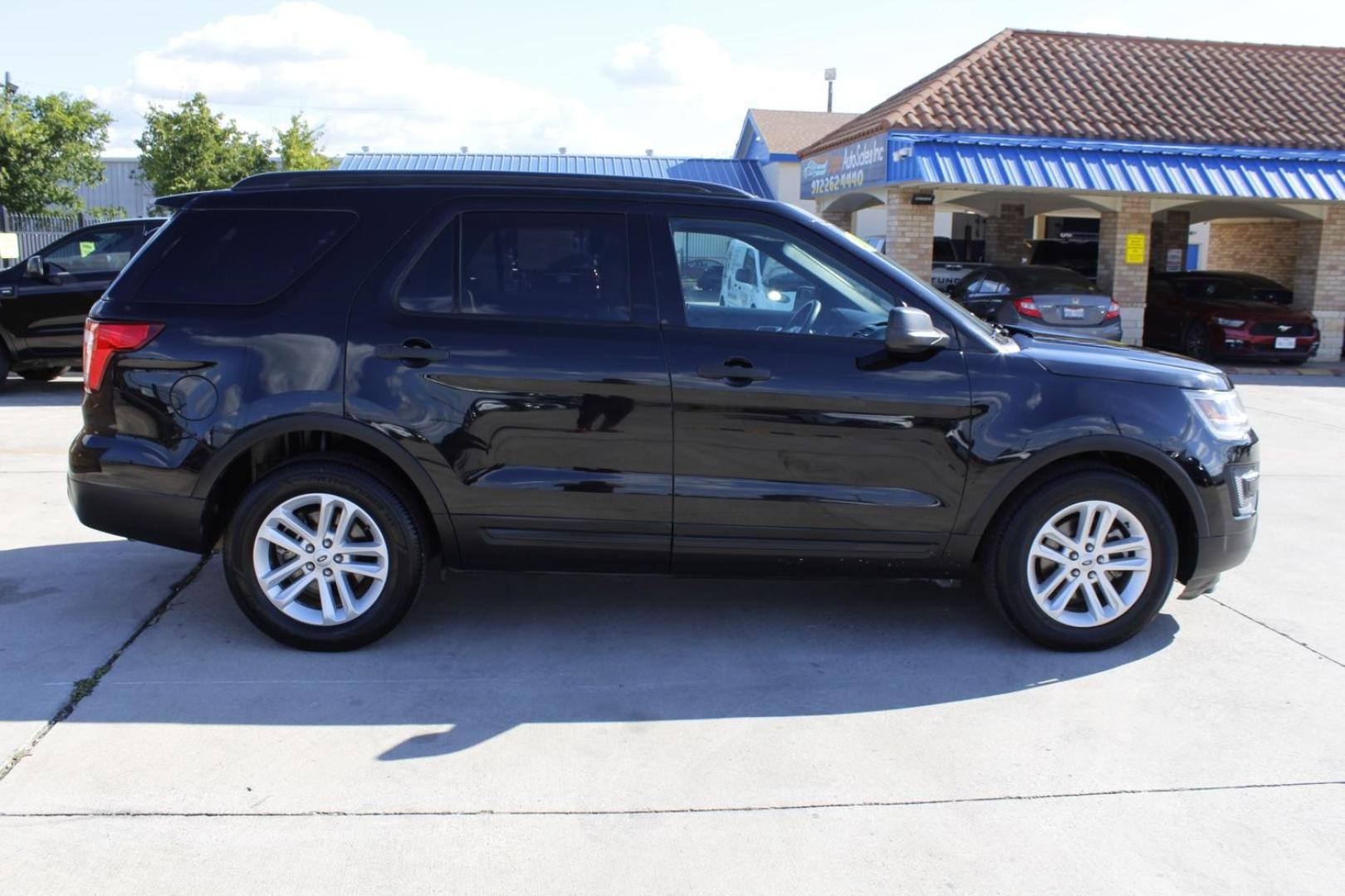 2017 BLACK Ford Explorer Base FWD (1FM5K7B81HG) with an 3.5L V6 DOHC 24V engine, 6-Speed Automatic transmission, located at 2401 E Main St., Grand Prairie, TX, 75050, (972) 262-4440, 32.748981, -96.969643 - Photo#3