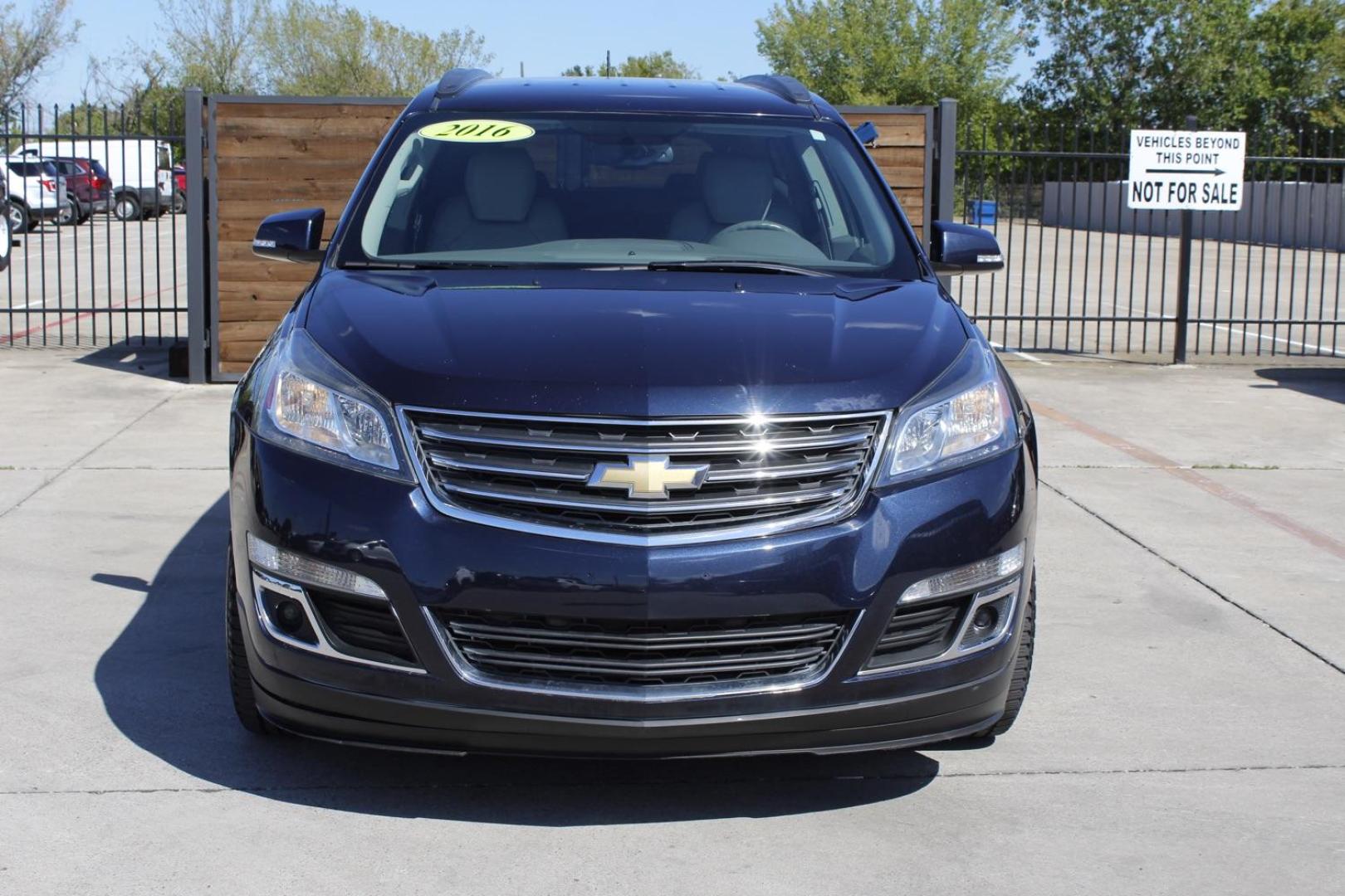 2016 BLUE Chevrolet Traverse 2LT FWD (1GNKRHKD3GJ) with an 3.6L V6 DOHC 24V engine, 6-Speed Automatic transmission, located at 2401 E Main St., Grand Prairie, TX, 75050, (972) 262-4440, 32.748981, -96.969643 - Photo#0