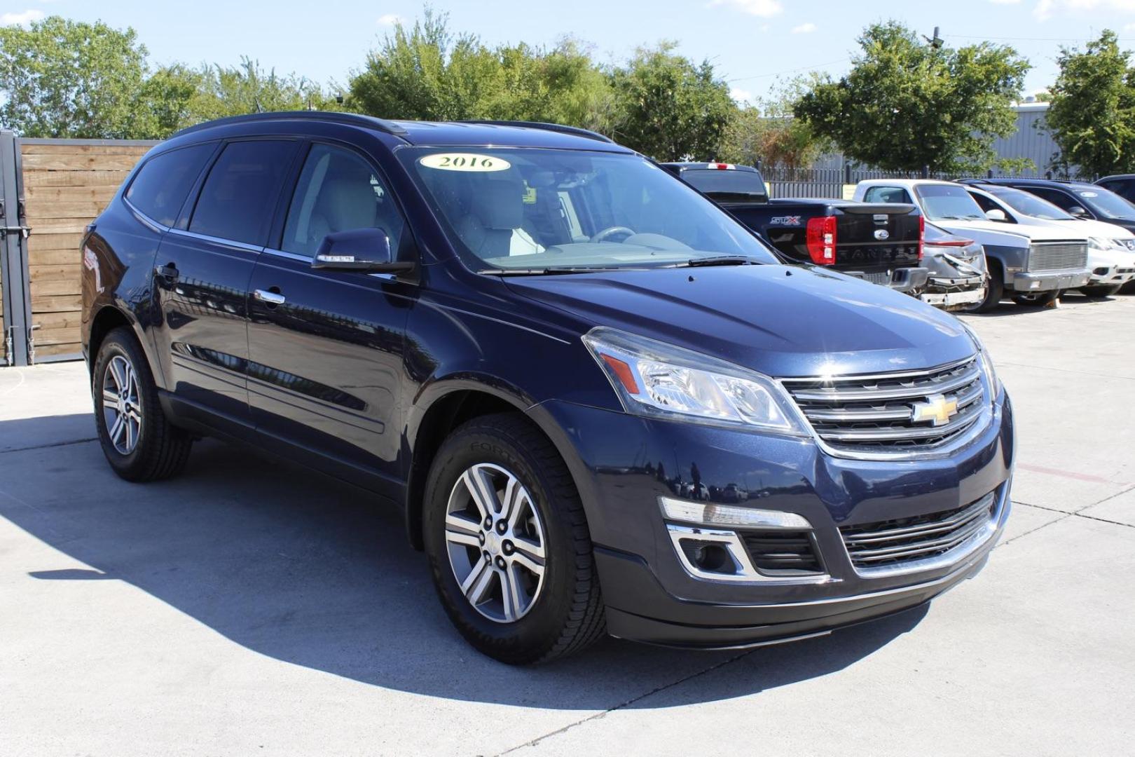 2016 BLUE Chevrolet Traverse 2LT FWD (1GNKRHKD3GJ) with an 3.6L V6 DOHC 24V engine, 6-Speed Automatic transmission, located at 2401 E Main St., Grand Prairie, TX, 75050, (972) 262-4440, 32.748981, -96.969643 - Photo#1