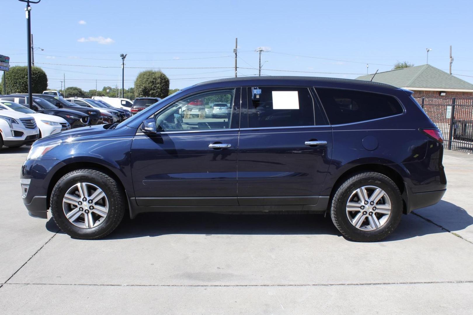 2016 BLUE Chevrolet Traverse 2LT FWD (1GNKRHKD3GJ) with an 3.6L V6 DOHC 24V engine, 6-Speed Automatic transmission, located at 2401 E Main St., Grand Prairie, TX, 75050, (972) 262-4440, 32.748981, -96.969643 - Photo#2