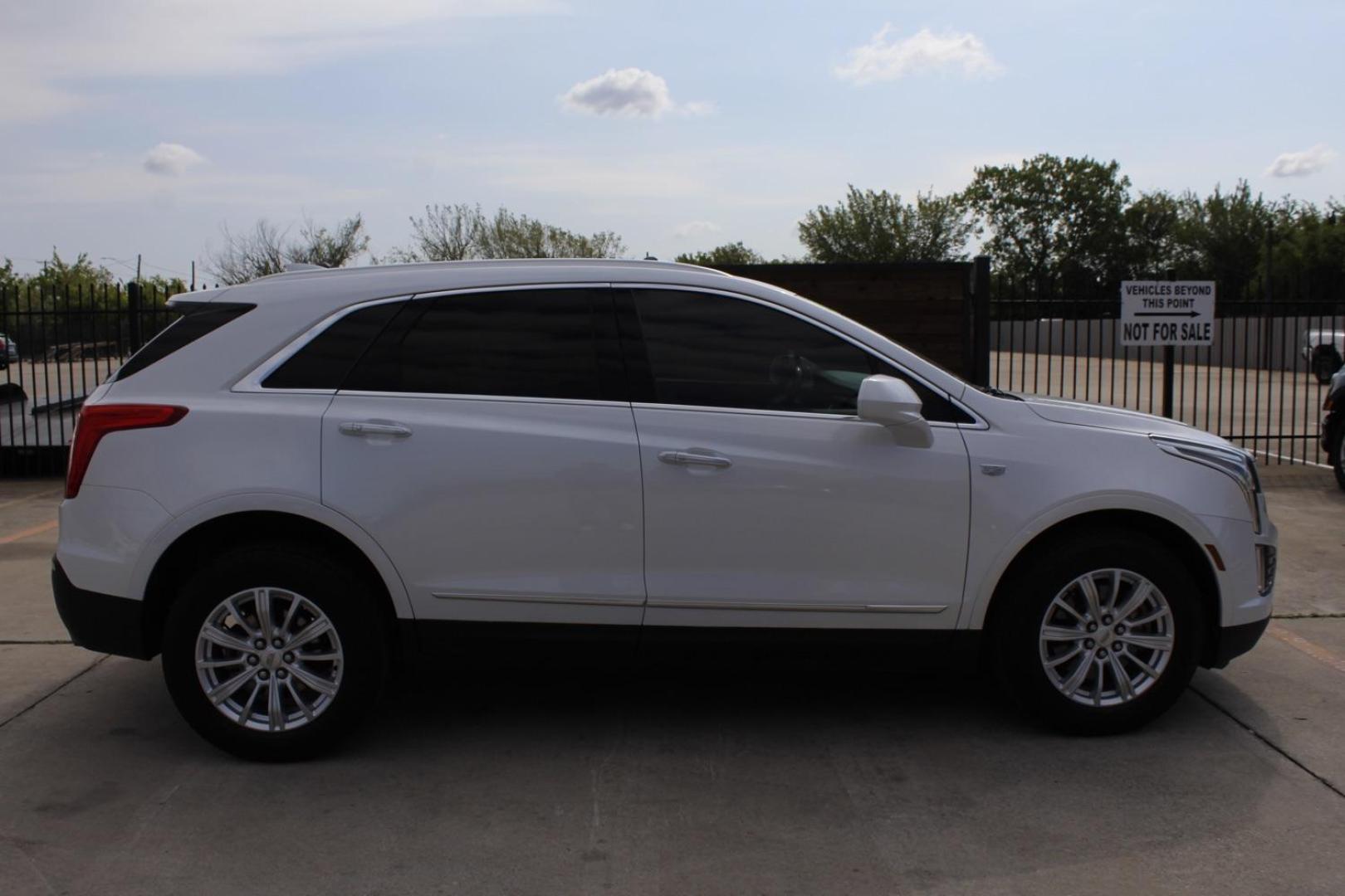 2018 WHITE Cadillac XT5 Base (1GYKNARS0JZ) with an 3.6L V6 DOHC 24V engine, 8-Speed Automatic transmission, located at 2401 E Main St., Grand Prairie, TX, 75050, (972) 262-4440, 32.748981, -96.969643 - Photo#3