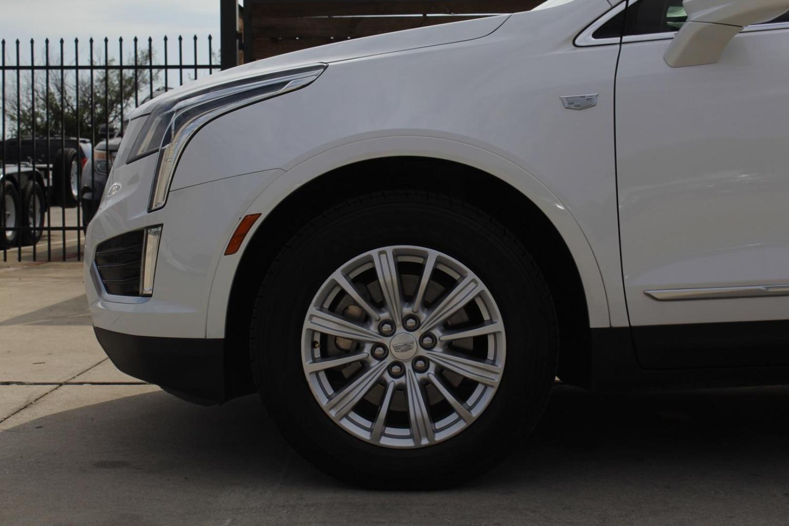 2018 WHITE Cadillac XT5 Base (1GYKNARS0JZ) with an 3.6L V6 DOHC 24V engine, 8-Speed Automatic transmission, located at 2401 E Main St., Grand Prairie, TX, 75050, (972) 262-4440, 32.748981, -96.969643 - Photo#5