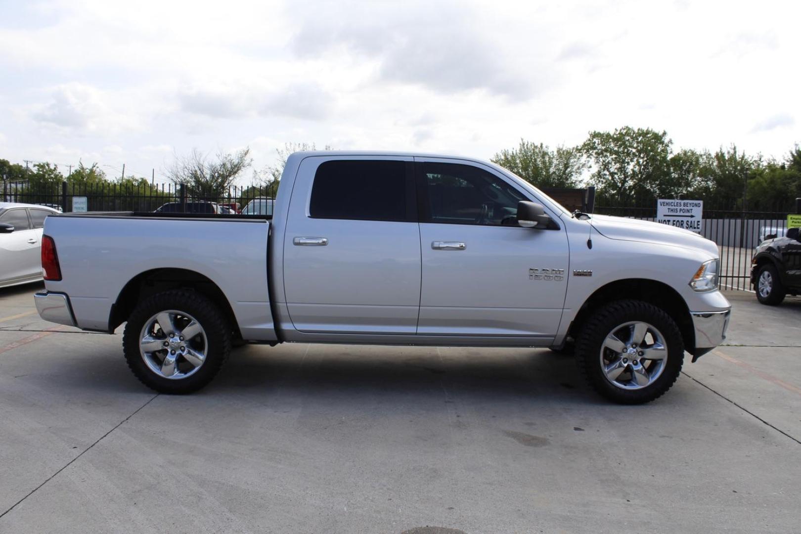 2015 SILVER RAM 1500 SLT Crew Cab SWB 4WD (1C6RR7LTXFS) with an 5.7L V8 OHV 16V engine, 8-Speed Automatic transmission, located at 2401 E Main St., Grand Prairie, TX, 75050, (972) 262-4440, 32.748981, -96.969643 - Photo#3