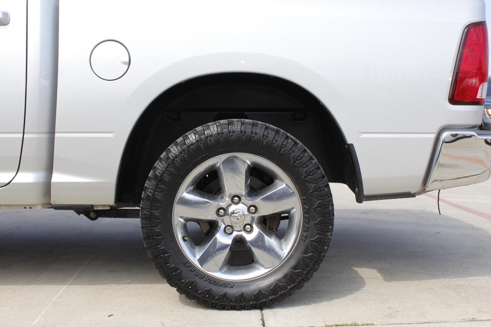 2015 SILVER RAM 1500 SLT Crew Cab SWB 4WD (1C6RR7LTXFS) with an 5.7L V8 OHV 16V engine, 8-Speed Automatic transmission, located at 2401 E Main St., Grand Prairie, TX, 75050, (972) 262-4440, 32.748981, -96.969643 - Photo#8