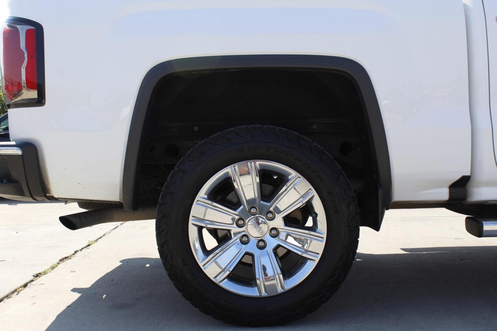 2018 WHITE GMC Sierra 1500 SLT Crew Cab Short Box 2WD (3GTU1NER8JG) with an 5.3L V8 OHV 16V engine, 6-Speed Automatic transmission, located at 2401 E Main St., Grand Prairie, TX, 75050, (972) 262-4440, 32.748981, -96.969643 - Photo#9