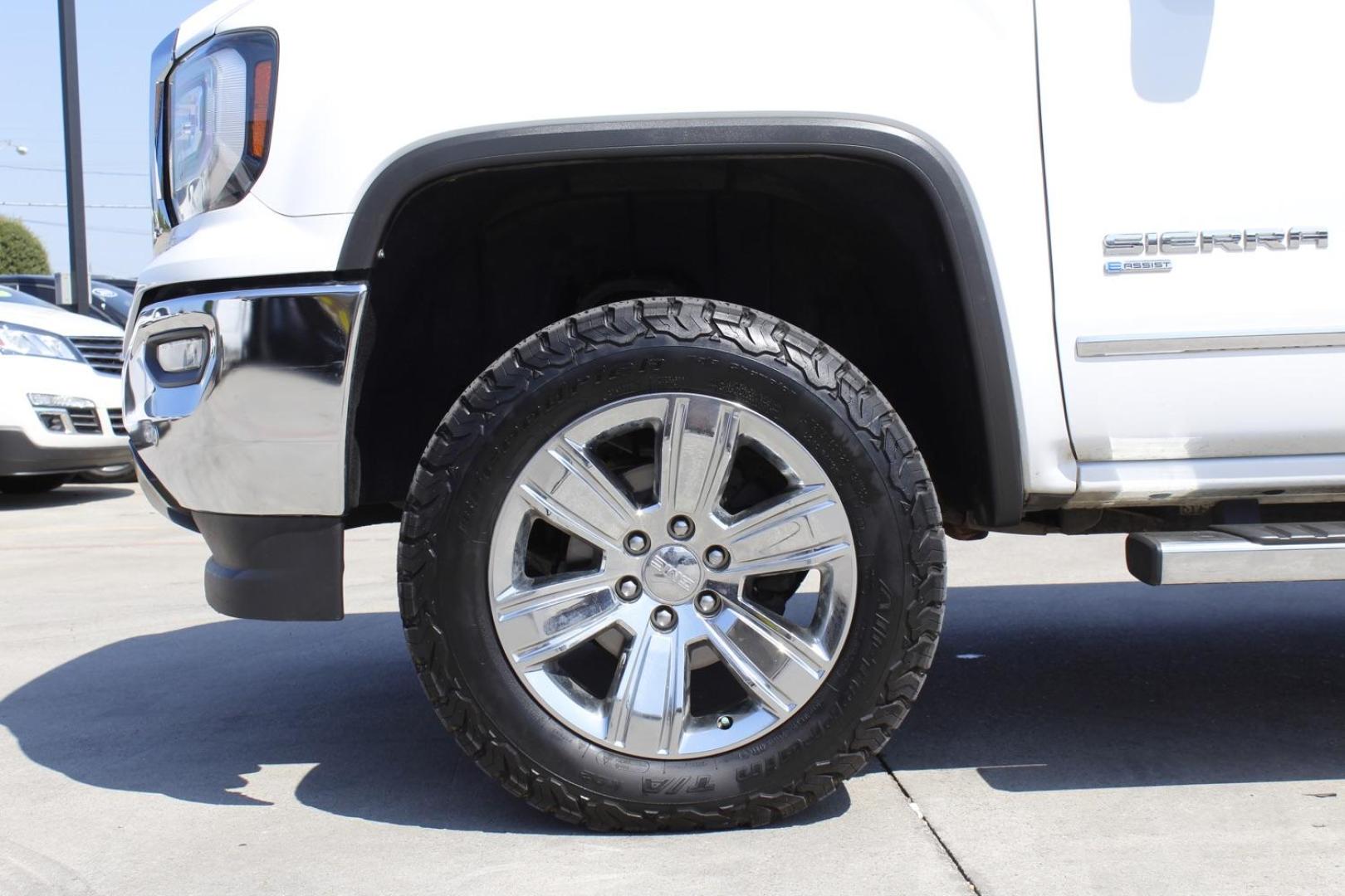 2018 WHITE GMC Sierra 1500 SLT Crew Cab Short Box 2WD (3GTU1NER8JG) with an 5.3L V8 OHV 16V engine, 6-Speed Automatic transmission, located at 2401 E Main St., Grand Prairie, TX, 75050, (972) 262-4440, 32.748981, -96.969643 - Photo#3