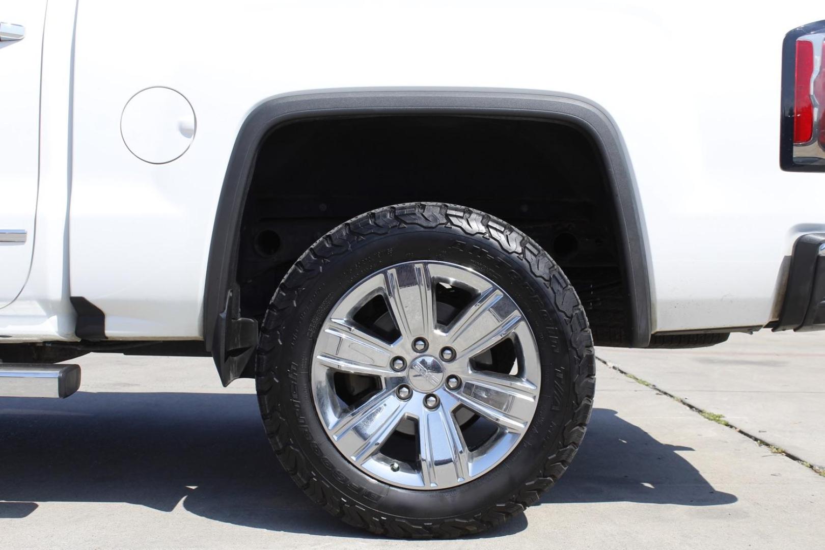 2018 WHITE GMC Sierra 1500 SLT Crew Cab Short Box 2WD (3GTU1NER8JG) with an 5.3L V8 OHV 16V engine, 6-Speed Automatic transmission, located at 2401 E Main St., Grand Prairie, TX, 75050, (972) 262-4440, 32.748981, -96.969643 - Photo#4