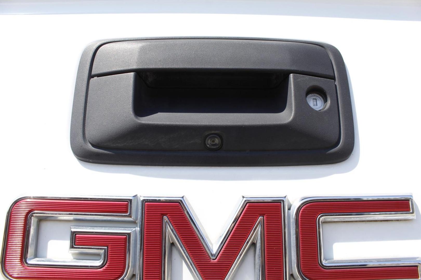 2018 WHITE GMC Sierra 1500 SLT Crew Cab Short Box 2WD (3GTU1NER8JG) with an 5.3L V8 OHV 16V engine, 6-Speed Automatic transmission, located at 2401 E Main St., Grand Prairie, TX, 75050, (972) 262-4440, 32.748981, -96.969643 - Photo#6