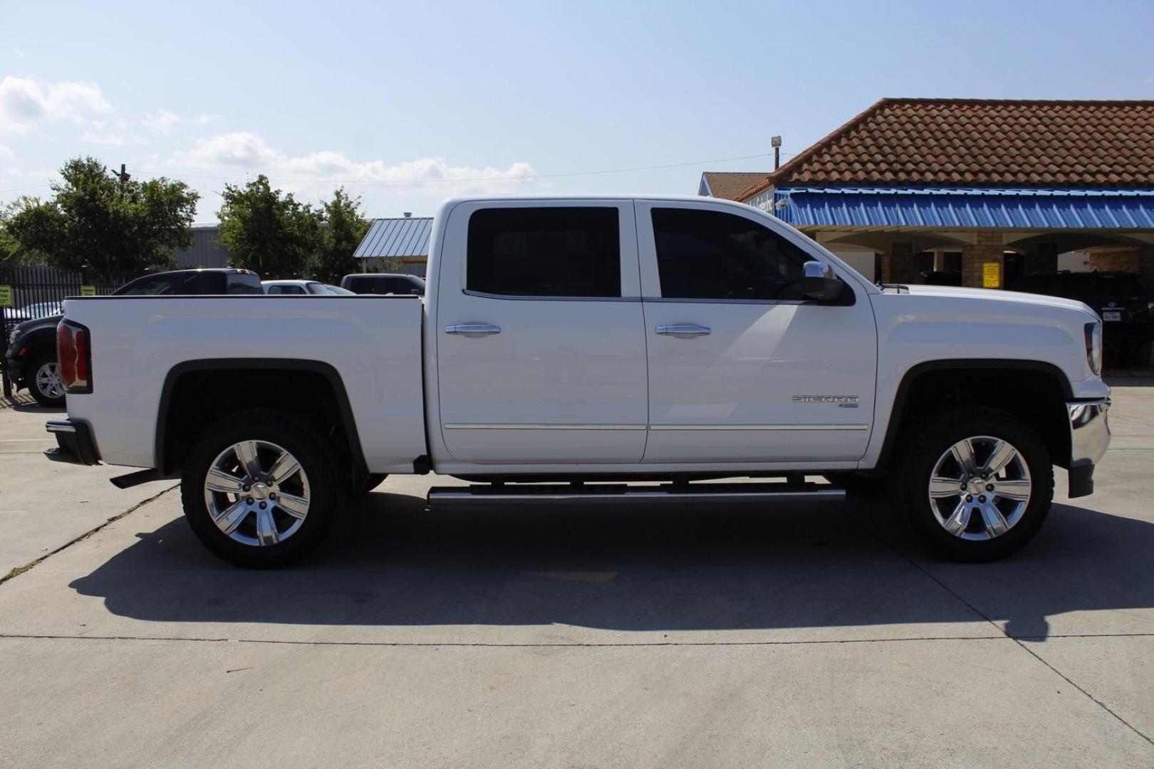 2018 WHITE GMC Sierra 1500 SLT Crew Cab Short Box 2WD (3GTU1NER8JG) with an 5.3L V8 OHV 16V engine, 6-Speed Automatic transmission, located at 2401 E Main St., Grand Prairie, TX, 75050, (972) 262-4440, 32.748981, -96.969643 - Photo#7