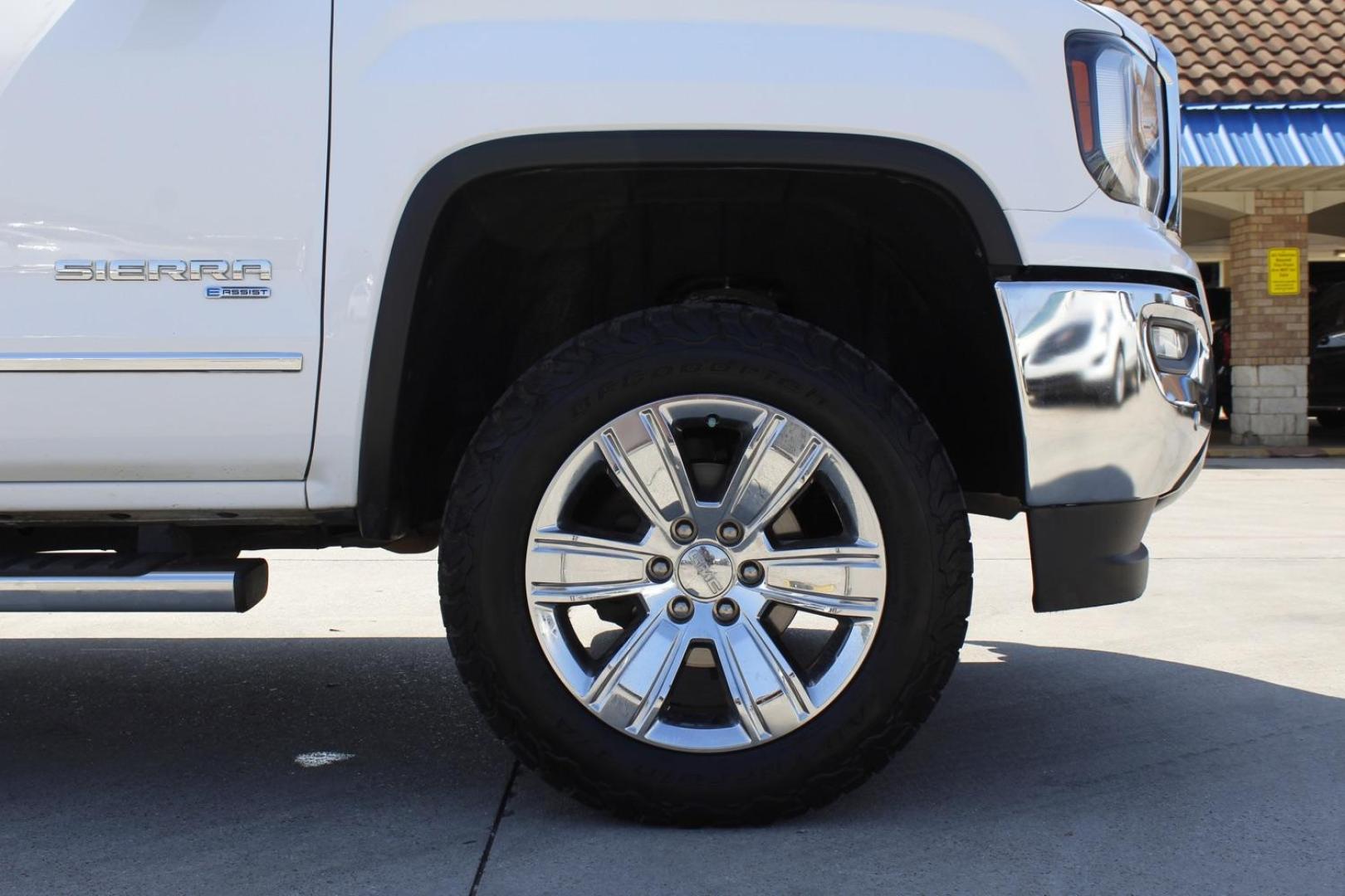 2018 WHITE GMC Sierra 1500 SLT Crew Cab Short Box 2WD (3GTU1NER8JG) with an 5.3L V8 OHV 16V engine, 6-Speed Automatic transmission, located at 2401 E Main St., Grand Prairie, TX, 75050, (972) 262-4440, 32.748981, -96.969643 - Photo#8