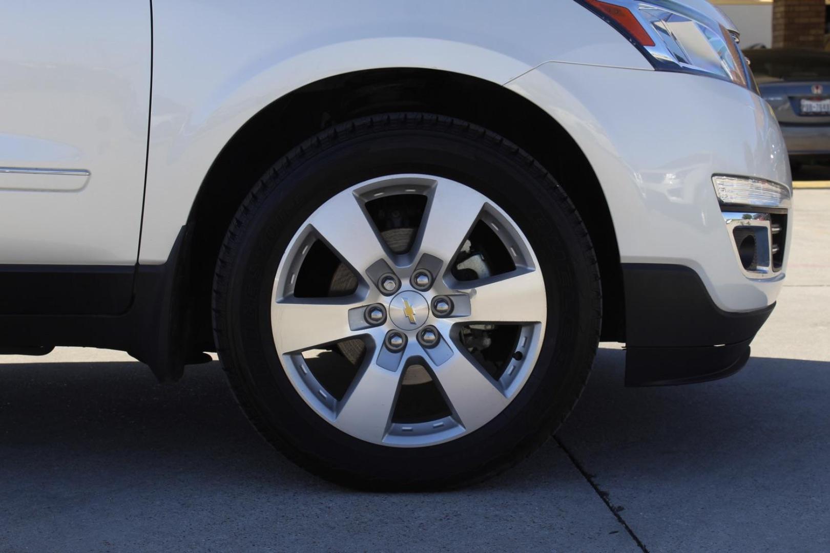 2014 WHITE Chevrolet Traverse LTZ AWD (1GNKVJKD2EJ) with an 3.6L V6 DOHC 24V engine, 6-Speed Automatic transmission, located at 2401 E Main St., Grand Prairie, TX, 75050, (972) 262-4440, 32.748981, -96.969643 - Photo#9