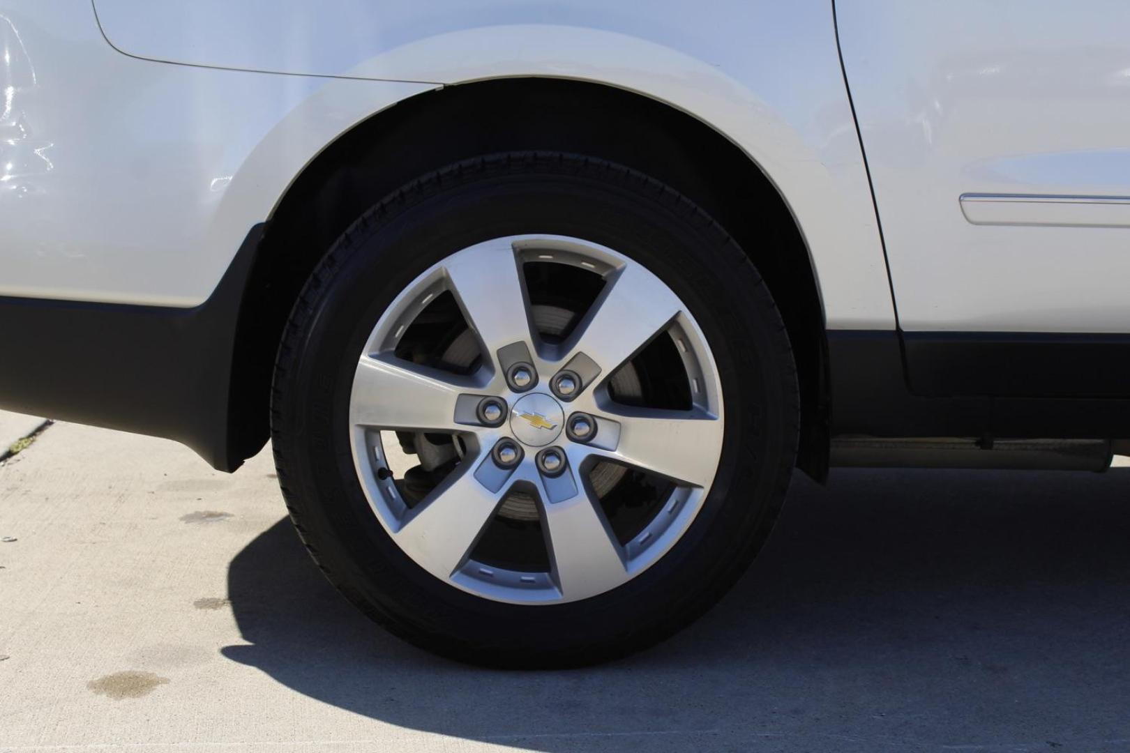 2014 WHITE Chevrolet Traverse LTZ AWD (1GNKVJKD2EJ) with an 3.6L V6 DOHC 24V engine, 6-Speed Automatic transmission, located at 2401 E Main St., Grand Prairie, TX, 75050, (972) 262-4440, 32.748981, -96.969643 - Photo#10