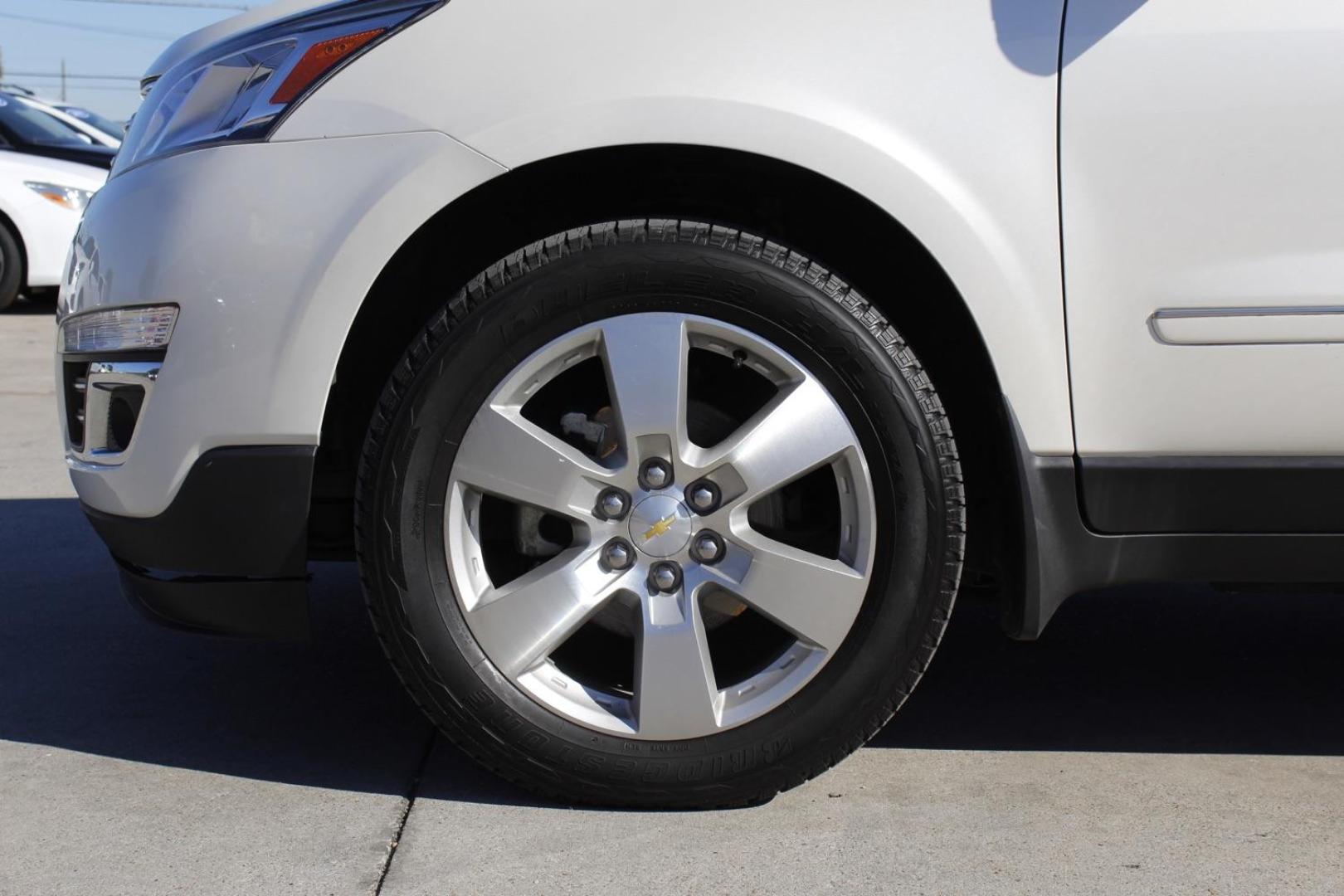 2014 WHITE Chevrolet Traverse LTZ AWD (1GNKVJKD2EJ) with an 3.6L V6 DOHC 24V engine, 6-Speed Automatic transmission, located at 2401 E Main St., Grand Prairie, TX, 75050, (972) 262-4440, 32.748981, -96.969643 - Photo#3