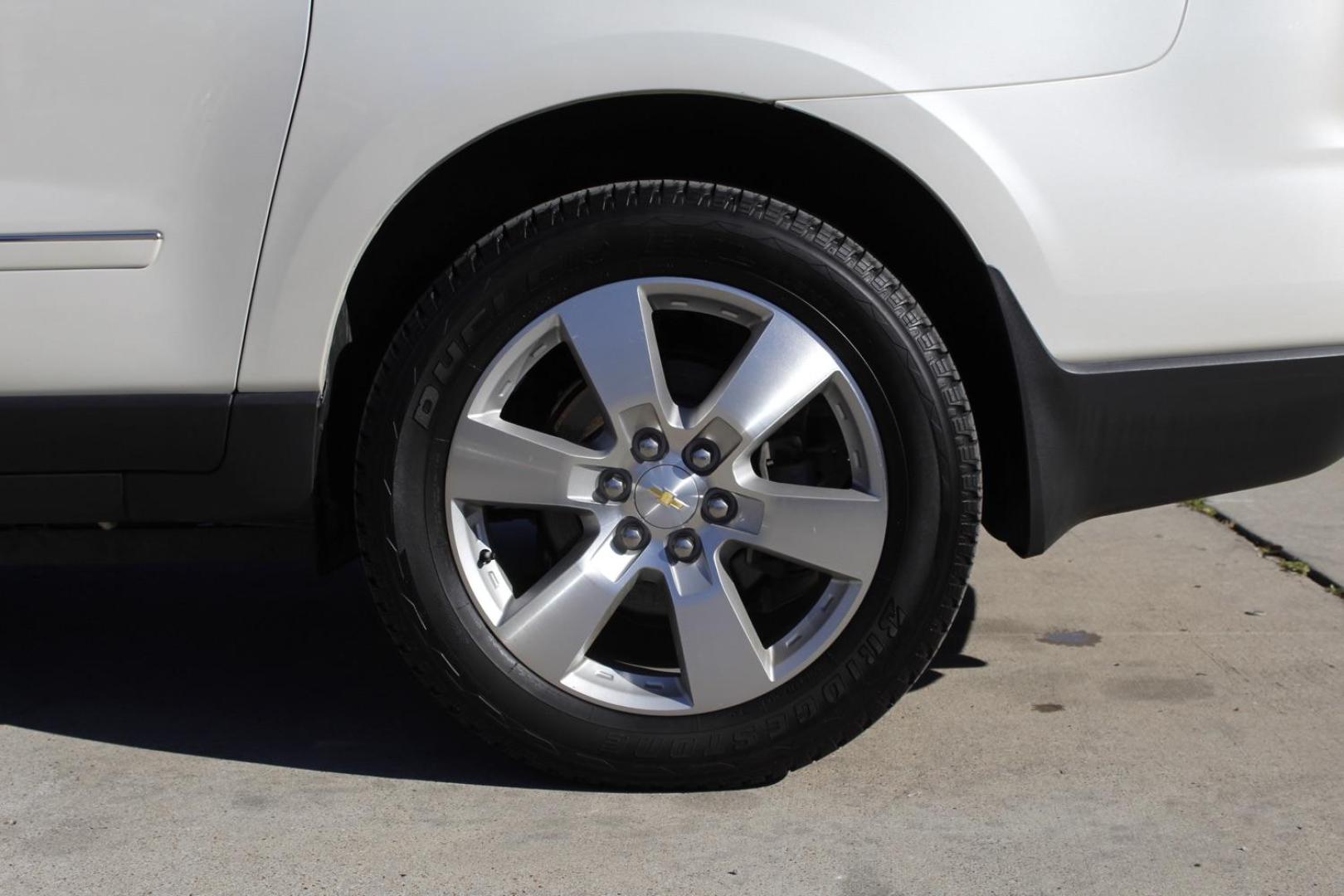 2014 WHITE Chevrolet Traverse LTZ AWD (1GNKVJKD2EJ) with an 3.6L V6 DOHC 24V engine, 6-Speed Automatic transmission, located at 2401 E Main St., Grand Prairie, TX, 75050, (972) 262-4440, 32.748981, -96.969643 - Photo#4