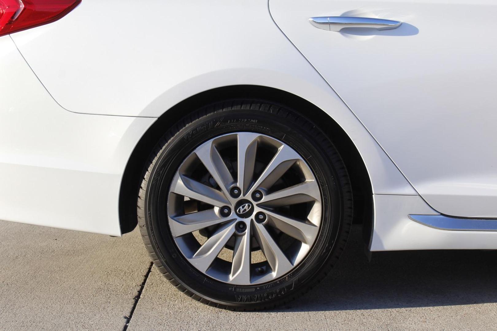 2015 WHITE Hyundai Sonata Sport (5NPE34AF7FH) with an 2.4L L4 DOHC 16V engine, 6-Speed Automatic transmission, located at 2401 E Main St., Grand Prairie, TX, 75050, (972) 262-4440, 32.748981, -96.969643 - Photo#9