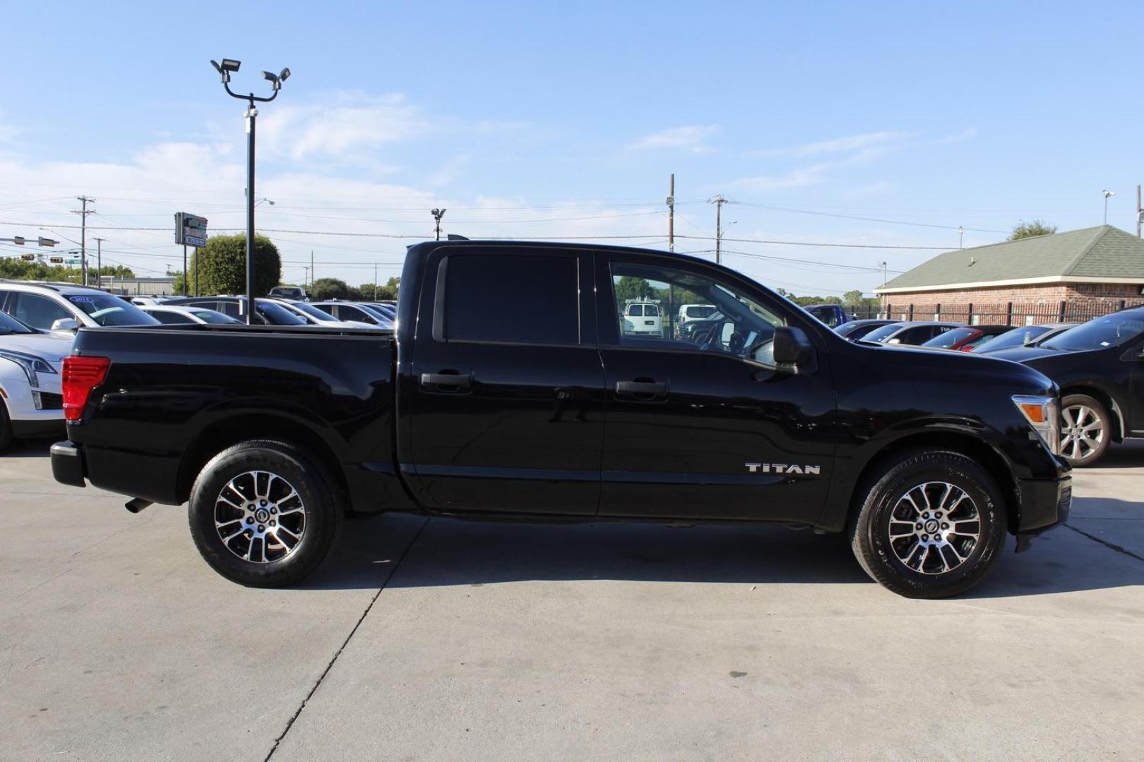 2022 BLACK Nissan Titan S Crew Cab 2WD (1N6AA1EE8NN) with an 5.6L V8 DOHC 32V engine, 9-Speed Automatic transmission, located at 2401 E Main St., Grand Prairie, TX, 75050, (972) 262-4440, 32.748981, -96.969643 - Photo#5