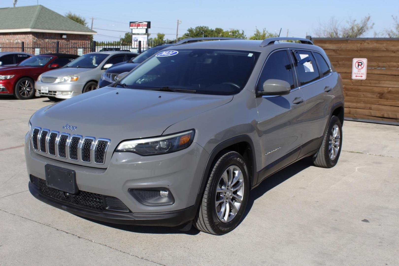 2021 GRAY Jeep Cherokee Latitude Plus FWD (1C4PJLLB7MD) with an 2.4L L4 DOHC 16V engine, 9-Speed Automatic transmission, located at 2401 E Main St., Grand Prairie, TX, 75050, (972) 262-4440, 32.748981, -96.969643 - Photo#1