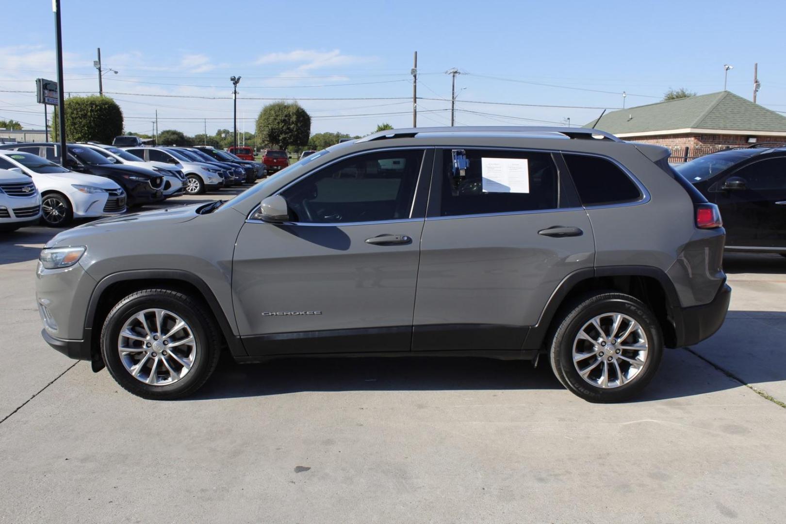 2021 GRAY Jeep Cherokee Latitude Plus FWD (1C4PJLLB7MD) with an 2.4L L4 DOHC 16V engine, 9-Speed Automatic transmission, located at 2401 E Main St., Grand Prairie, TX, 75050, (972) 262-4440, 32.748981, -96.969643 - Photo#2