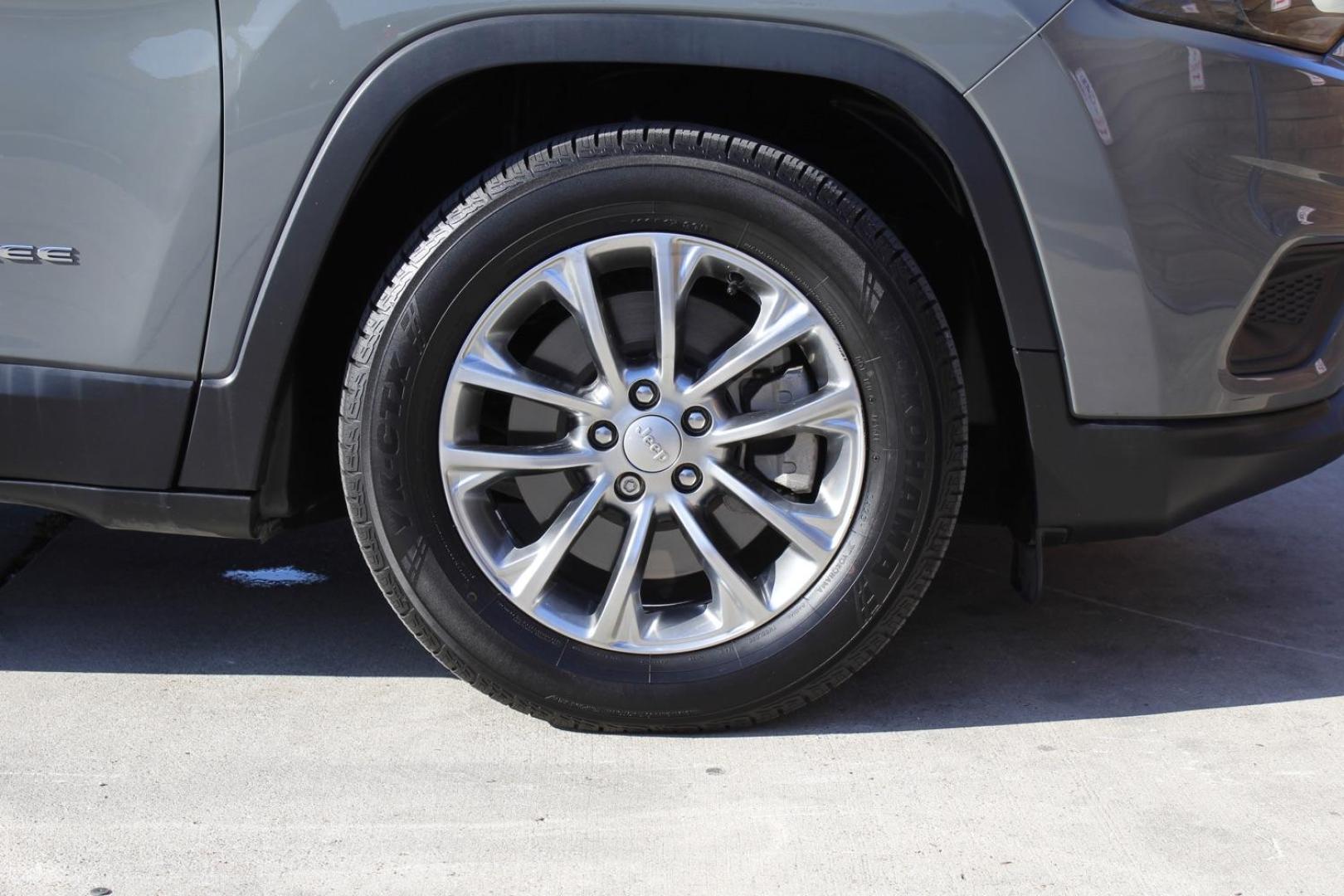 2021 GRAY Jeep Cherokee Latitude Plus FWD (1C4PJLLB7MD) with an 2.4L L4 DOHC 16V engine, 9-Speed Automatic transmission, located at 2401 E Main St., Grand Prairie, TX, 75050, (972) 262-4440, 32.748981, -96.969643 - Photo#8