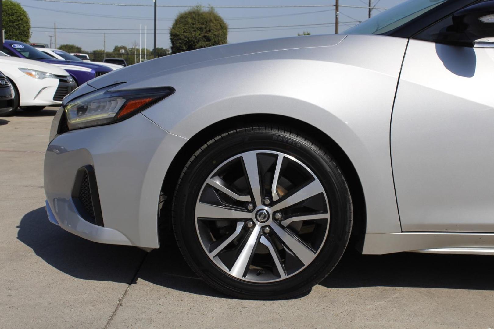 2019 silver Nissan Maxima 3.5 SV (1N4AA6AV8KC) with an 3.5L V6 DOHC 24V engine, Continuously Variable Transmission transmission, located at 2401 E Main St., Grand Prairie, TX, 75050, (972) 262-4440, 32.748981, -96.969643 - Photo#3