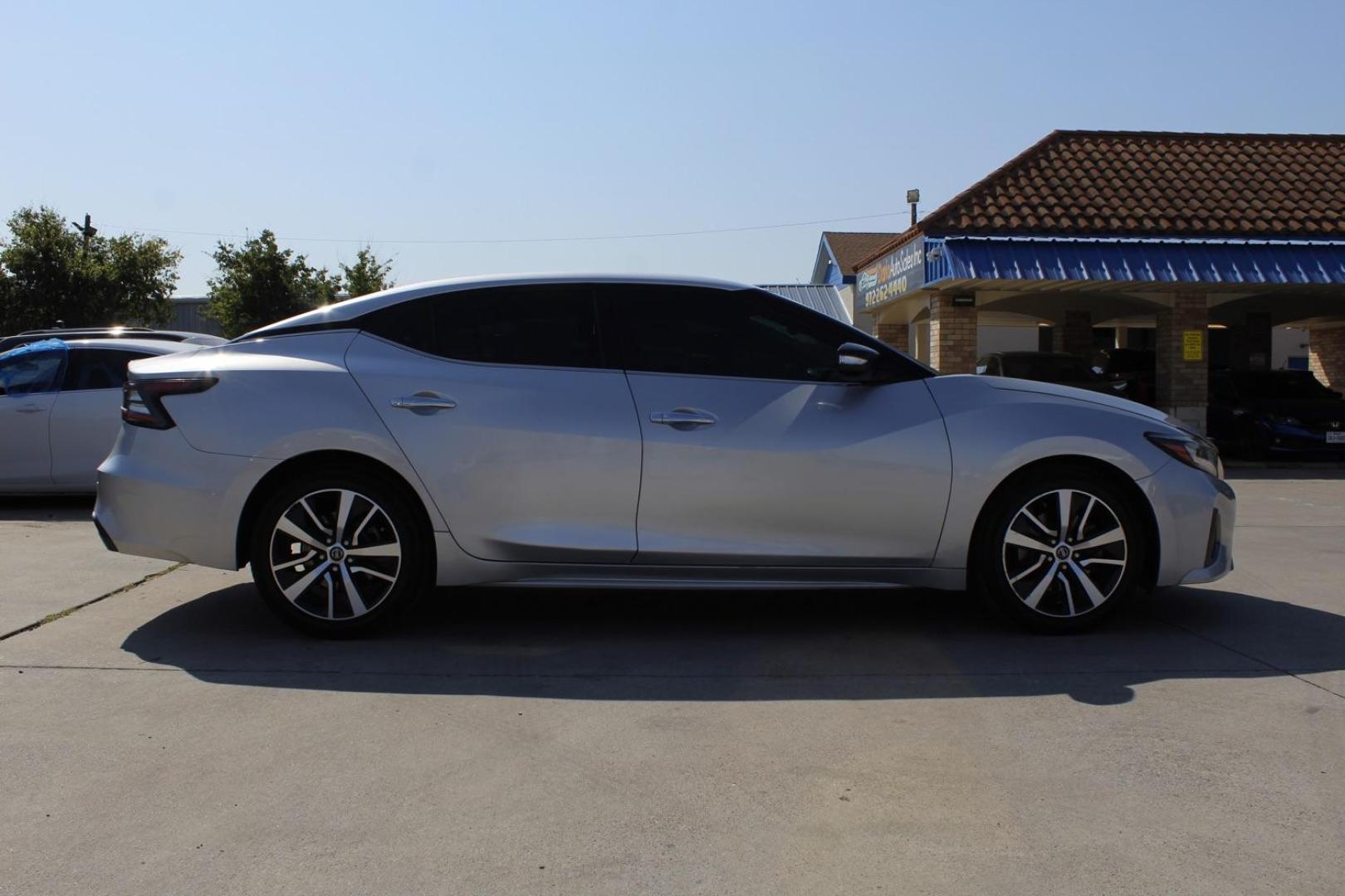 2019 silver Nissan Maxima 3.5 SV (1N4AA6AV8KC) with an 3.5L V6 DOHC 24V engine, Continuously Variable Transmission transmission, located at 2401 E Main St., Grand Prairie, TX, 75050, (972) 262-4440, 32.748981, -96.969643 - Photo#8