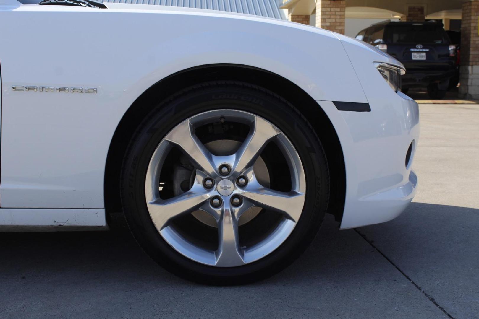 2015 White Chevrolet Camaro 1LT Coupe (2G1FD1E31F9) with an 3.6L V6 DOHC 24V FFV engine, 6-Speed Automatic transmission, located at 2401 E Main St., Grand Prairie, TX, 75050, (972) 262-4440, 32.748981, -96.969643 - Photo#9