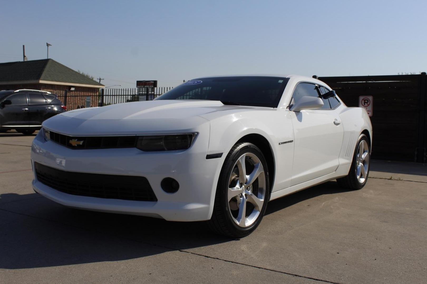 2015 White Chevrolet Camaro 1LT Coupe (2G1FD1E31F9) with an 3.6L V6 DOHC 24V FFV engine, 6-Speed Automatic transmission, located at 2401 E Main St., Grand Prairie, TX, 75050, (972) 262-4440, 32.748981, -96.969643 - Photo#1