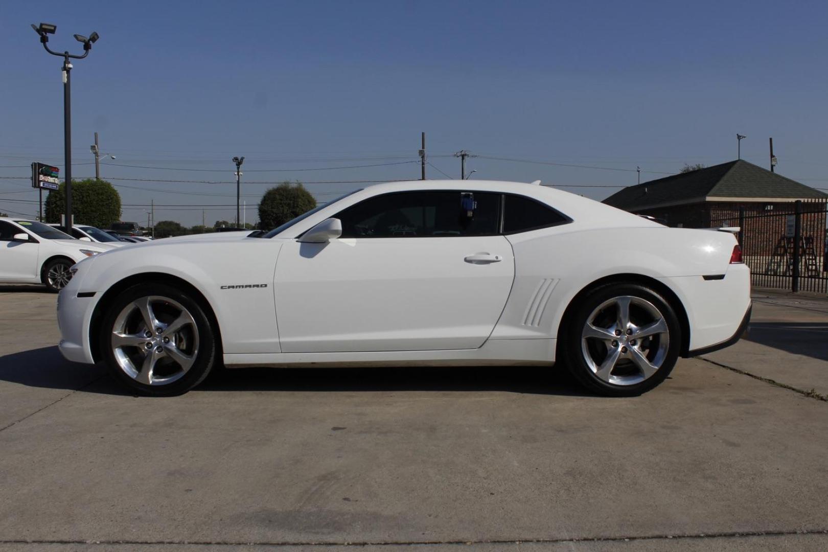 2015 White Chevrolet Camaro 1LT Coupe (2G1FD1E31F9) with an 3.6L V6 DOHC 24V FFV engine, 6-Speed Automatic transmission, located at 2401 E Main St., Grand Prairie, TX, 75050, (972) 262-4440, 32.748981, -96.969643 - Photo#2