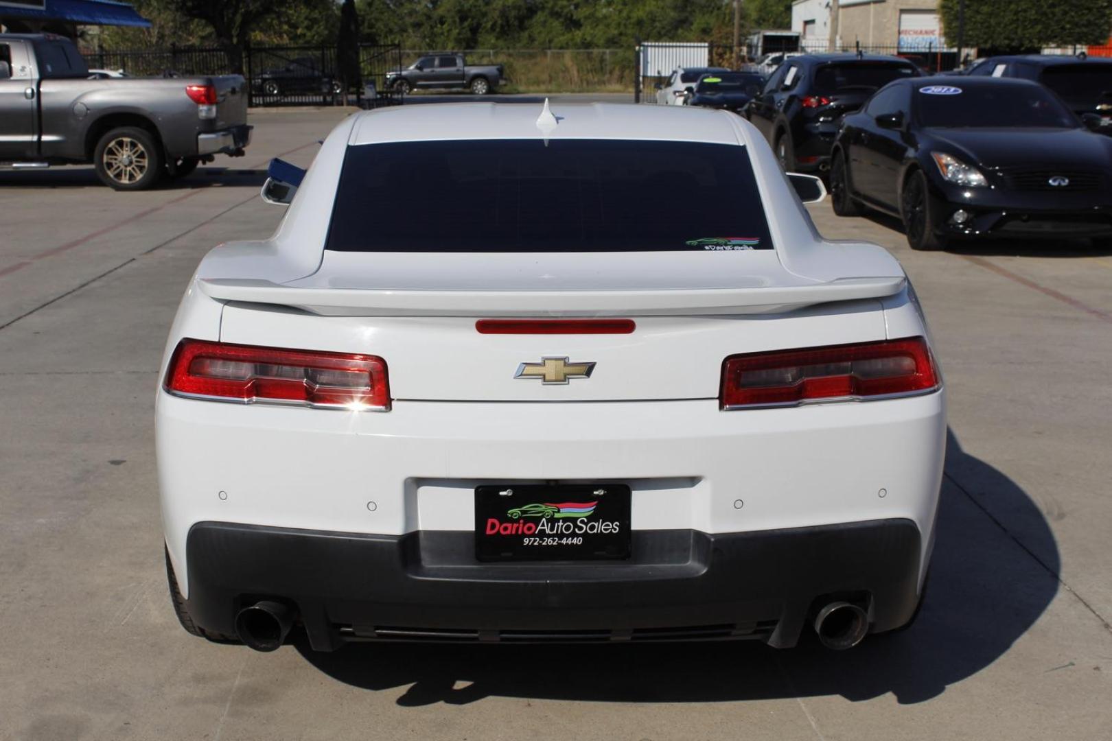 2015 White Chevrolet Camaro 1LT Coupe (2G1FD1E31F9) with an 3.6L V6 DOHC 24V FFV engine, 6-Speed Automatic transmission, located at 2401 E Main St., Grand Prairie, TX, 75050, (972) 262-4440, 32.748981, -96.969643 - Photo#5