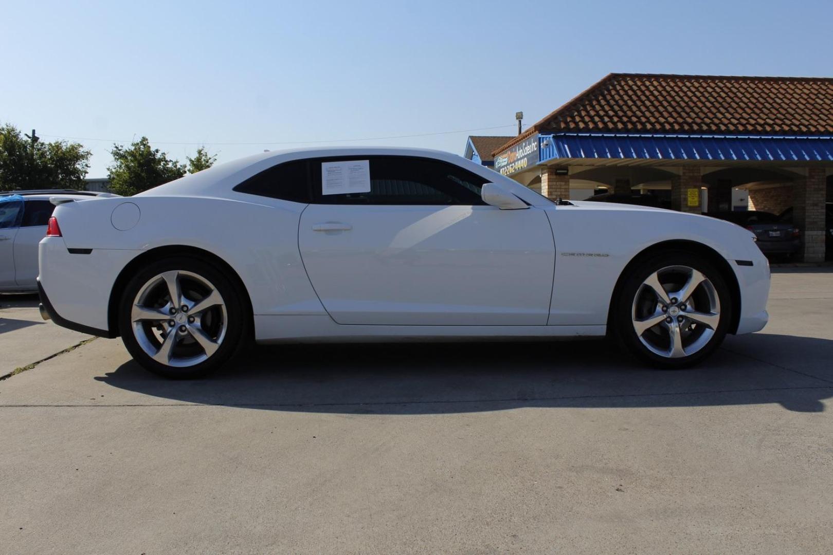 2015 White Chevrolet Camaro 1LT Coupe (2G1FD1E31F9) with an 3.6L V6 DOHC 24V FFV engine, 6-Speed Automatic transmission, located at 2401 E Main St., Grand Prairie, TX, 75050, (972) 262-4440, 32.748981, -96.969643 - Photo#8