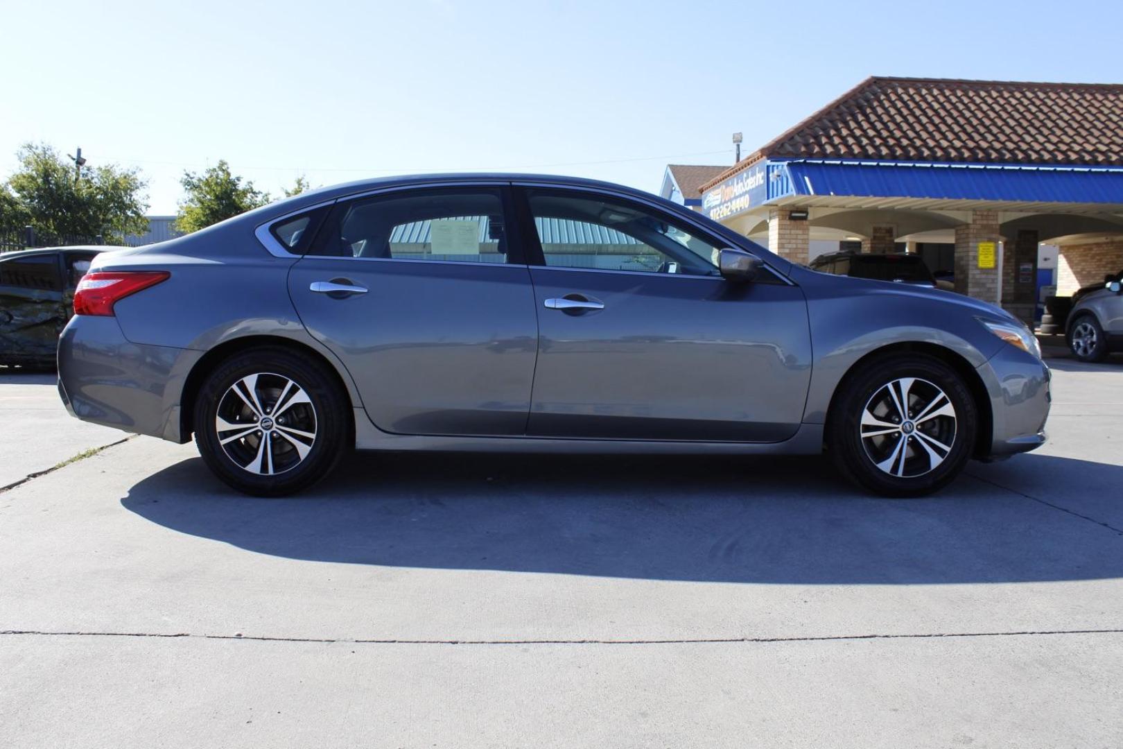 2017 gray Nissan Altima 2.5 S (1N4AL3AP1HC) with an 2.5L L4 DOHC 16V engine, Continuously Variable Transmission transmission, located at 2401 E Main St., Grand Prairie, TX, 75050, (972) 262-4440, 32.748981, -96.969643 - Photo#7