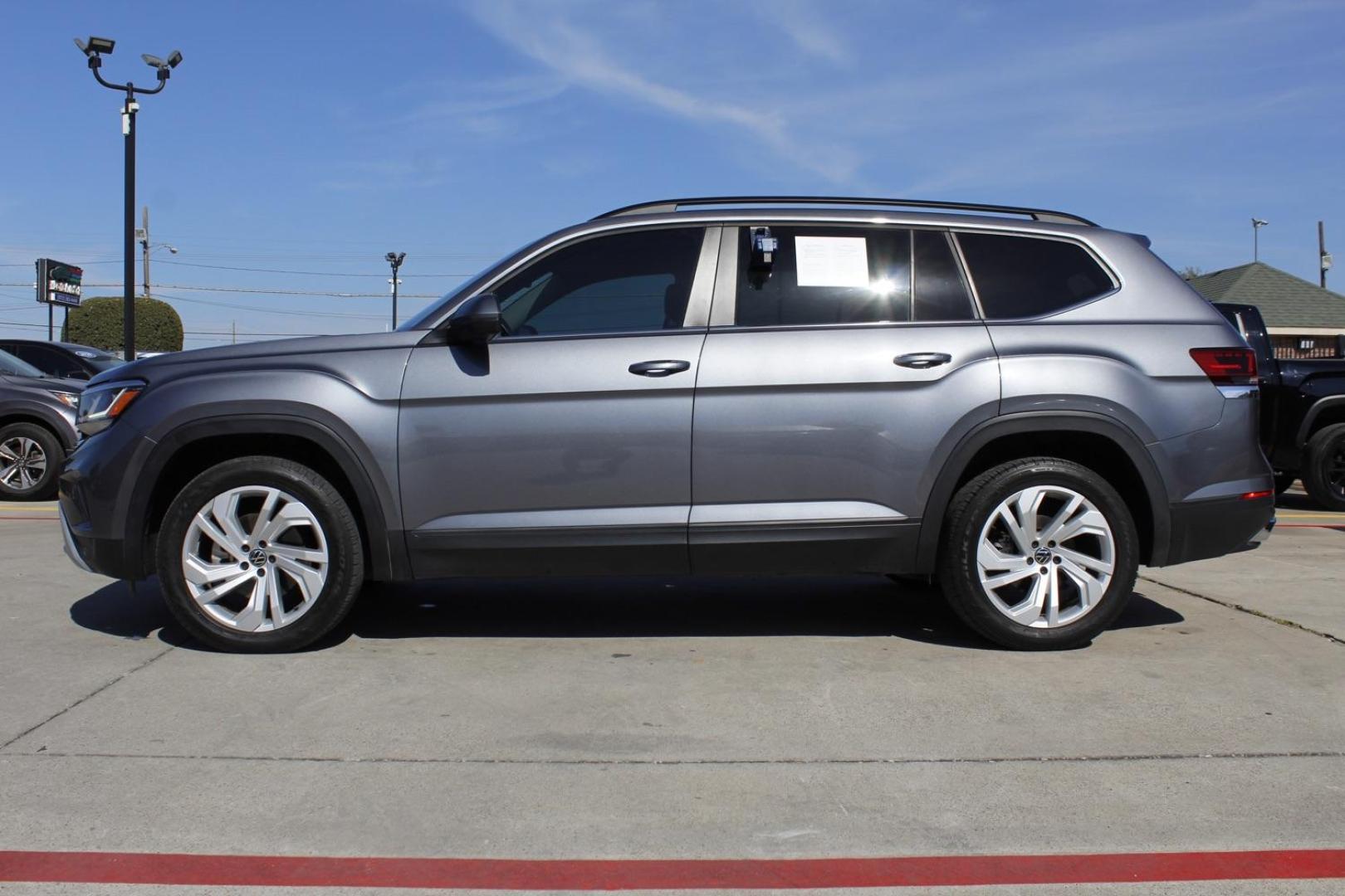 2021 Gray Volkswagen Atlas V6 SE w/Technology 4MOTION (1V2KR2CA1MC) with an 3.6L V6 DOHC 24V engine, 8-Speed Automatic transmission, located at 2401 E Main St., Grand Prairie, TX, 75050, (972) 262-4440, 32.748981, -96.969643 - Photo#2