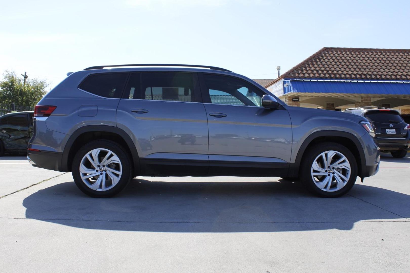 2021 Gray Volkswagen Atlas V6 SE w/Technology 4MOTION (1V2KR2CA1MC) with an 3.6L V6 DOHC 24V engine, 8-Speed Automatic transmission, located at 2401 E Main St., Grand Prairie, TX, 75050, (972) 262-4440, 32.748981, -96.969643 - Photo#8