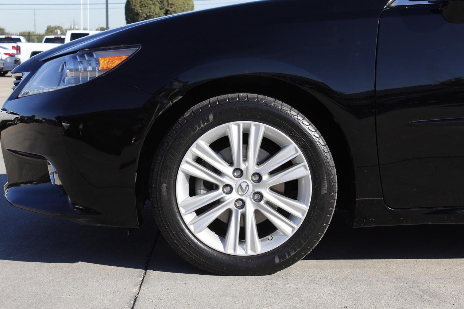 2013 black Lexus ES 350 Sedan (JTHBK1GG9D2) with an 3.5L V6 DOHC 24V engine, 6-Speed Automatic transmission, located at 2401 E Main St., Grand Prairie, TX, 75050, (972) 262-4440, 32.748981, -96.969643 - Photo#3