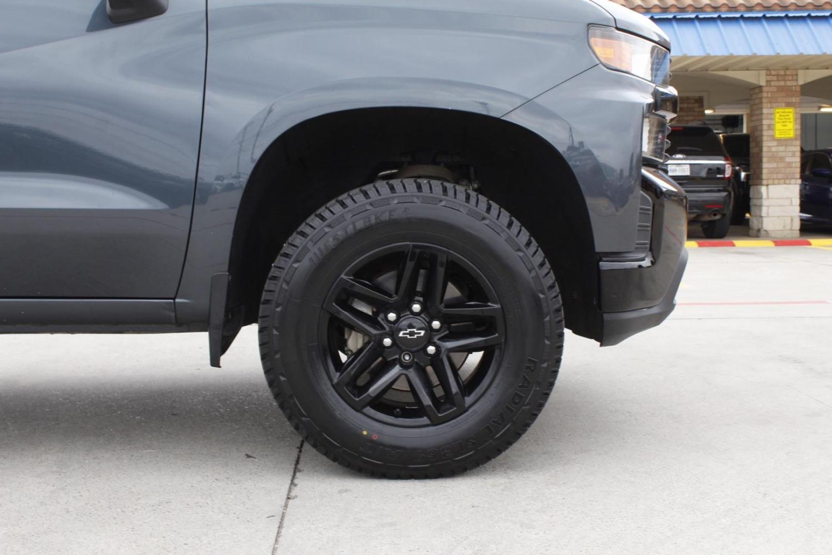 2019 GRAY Chevrolet Silverado 1500 Custom Trail Boss Double Cab 4WD (1GCRYCEFXKZ) with an 5.3L V8 OHV 16V engine, 6-Speed Automatic transmission, located at 2401 E Main St., Grand Prairie, TX, 75050, (972) 262-4440, 32.748981, -96.969643 - Photo#9