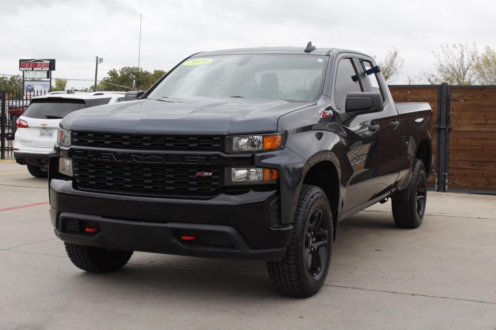 2019 GRAY Chevrolet Silverado 1500 Custom Trail Boss Double Cab 4WD (1GCRYCEFXKZ) with an 5.3L V8 OHV 16V engine, 6-Speed Automatic transmission, located at 2401 E Main St., Grand Prairie, TX, 75050, (972) 262-4440, 32.748981, -96.969643 - Photo#1