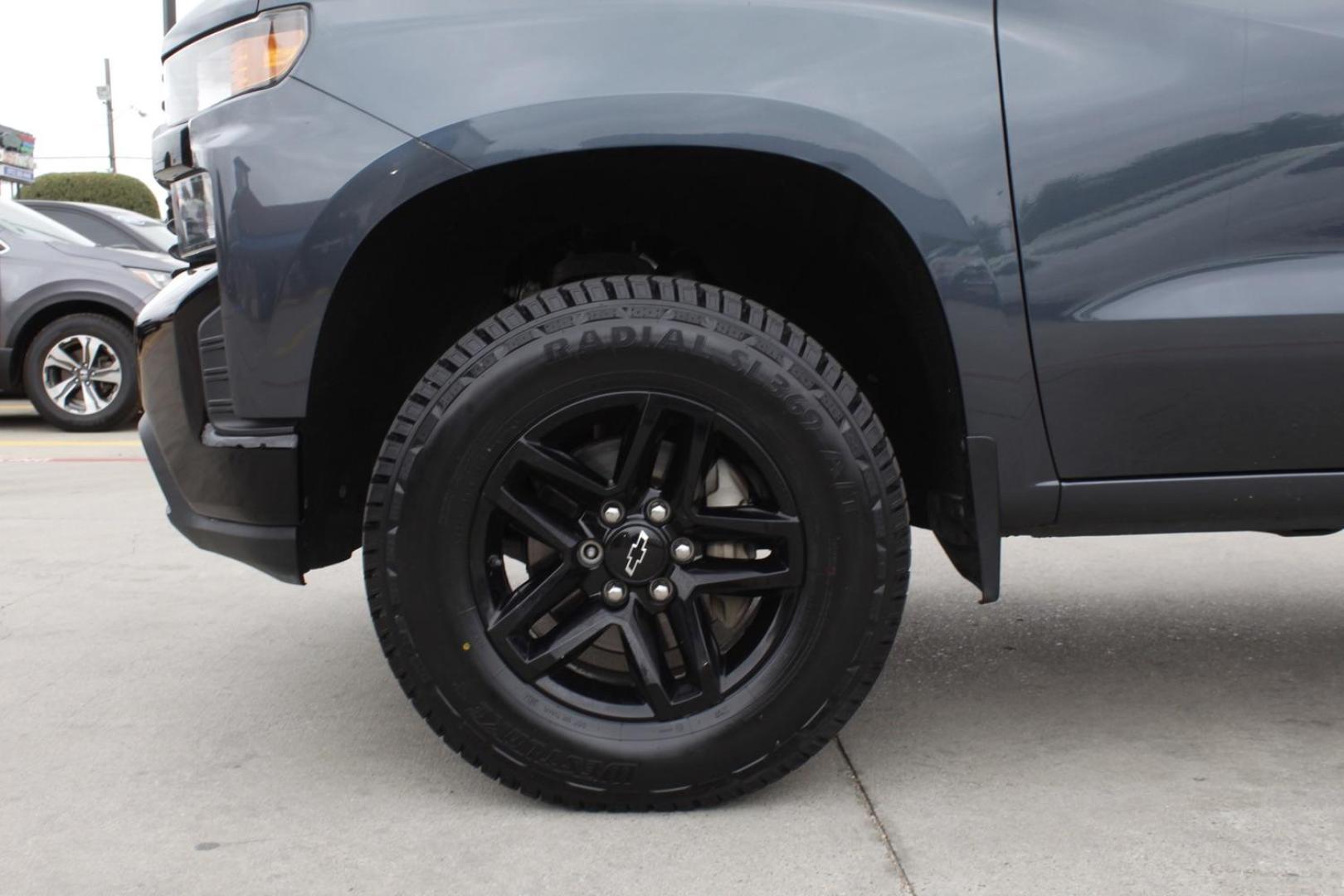 2019 GRAY Chevrolet Silverado 1500 Custom Trail Boss Double Cab 4WD (1GCRYCEFXKZ) with an 5.3L V8 OHV 16V engine, 6-Speed Automatic transmission, located at 2401 E Main St., Grand Prairie, TX, 75050, (972) 262-4440, 32.748981, -96.969643 - Photo#3