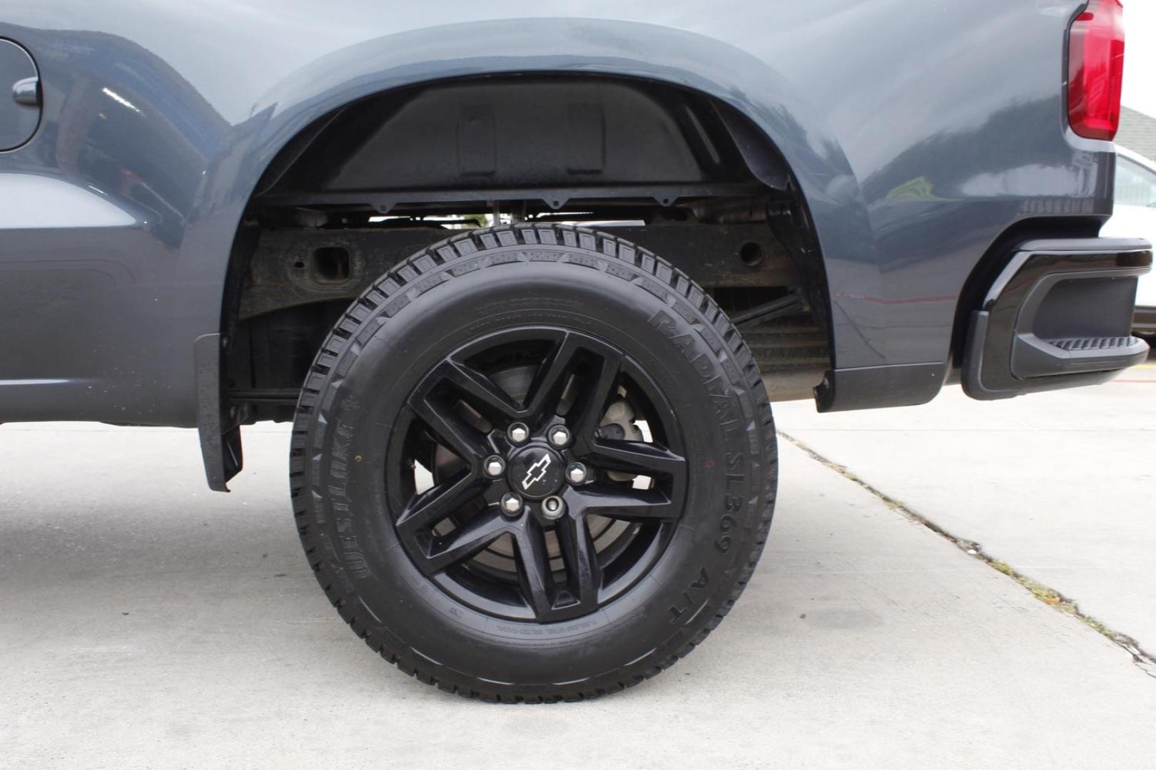 2019 GRAY Chevrolet Silverado 1500 Custom Trail Boss Double Cab 4WD (1GCRYCEFXKZ) with an 5.3L V8 OHV 16V engine, 6-Speed Automatic transmission, located at 2401 E Main St., Grand Prairie, TX, 75050, (972) 262-4440, 32.748981, -96.969643 - Photo#4