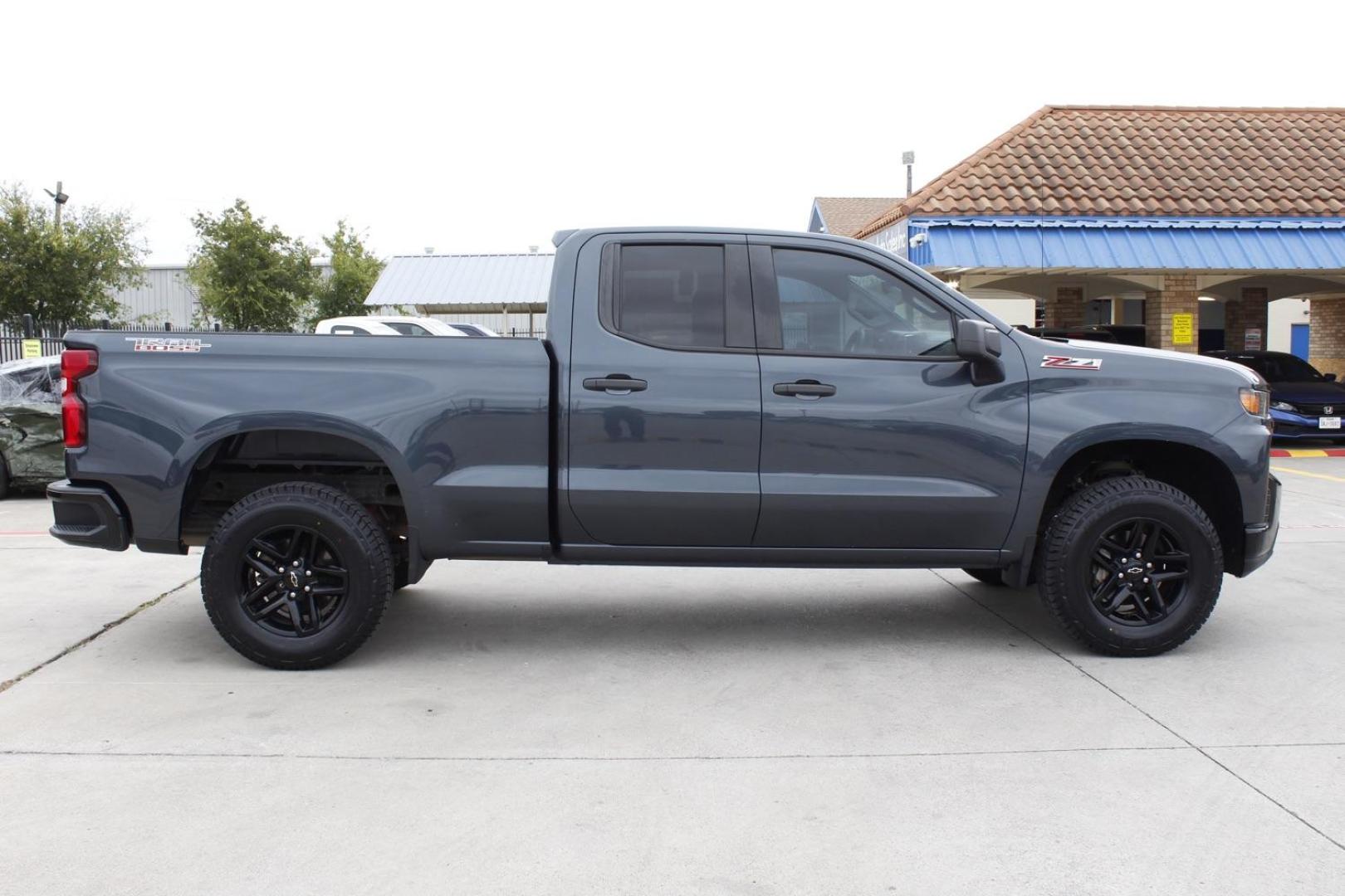 2019 GRAY Chevrolet Silverado 1500 Custom Trail Boss Double Cab 4WD (1GCRYCEFXKZ) with an 5.3L V8 OHV 16V engine, 6-Speed Automatic transmission, located at 2401 E Main St., Grand Prairie, TX, 75050, (972) 262-4440, 32.748981, -96.969643 - Photo#8