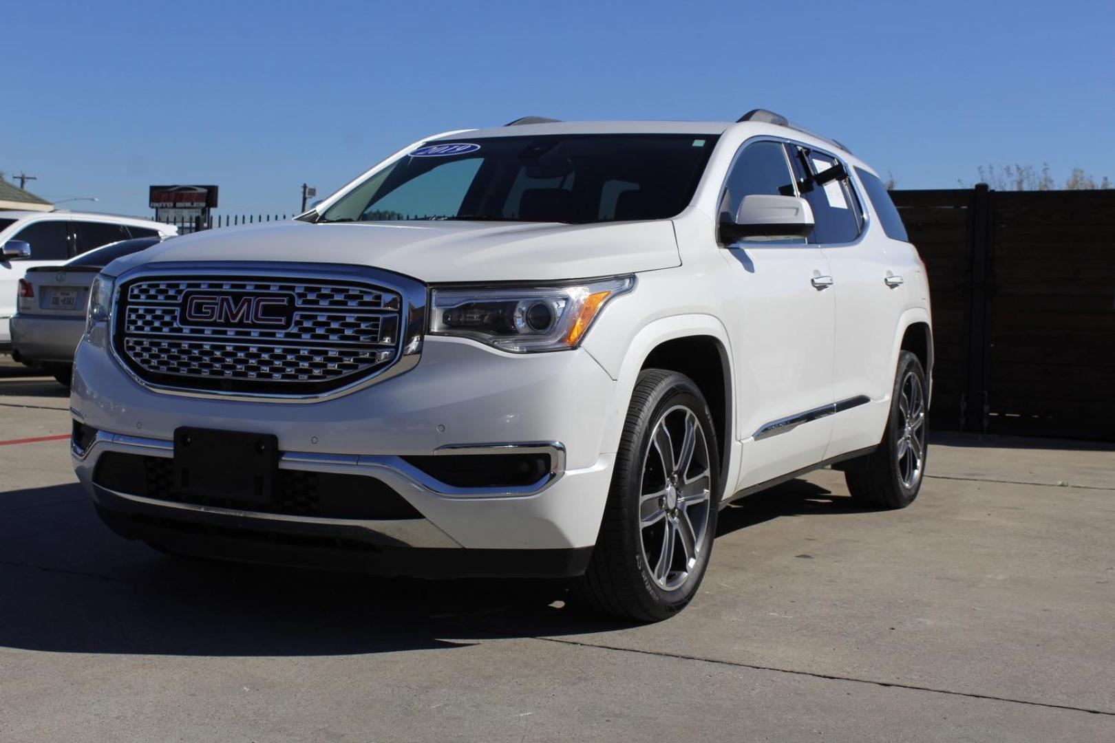 2019 WHITE GMC Acadia Denali (1GKKNPLS9KZ) with an 3.6L V6 DOHC 24V engine, 6-Speed Automatic transmission, located at 2401 E Main St., Grand Prairie, TX, 75050, (972) 262-4440, 32.748981, -96.969643 - Photo#1