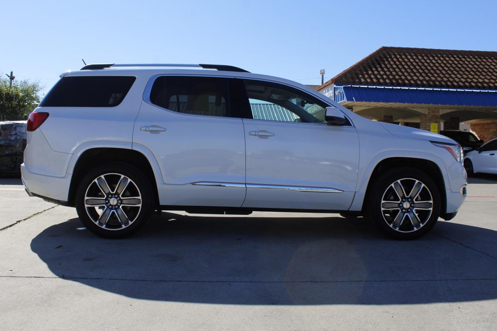 2019 WHITE GMC Acadia Denali (1GKKNPLS9KZ) with an 3.6L V6 DOHC 24V engine, 6-Speed Automatic transmission, located at 2401 E Main St., Grand Prairie, TX, 75050, (972) 262-4440, 32.748981, -96.969643 - Photo#8