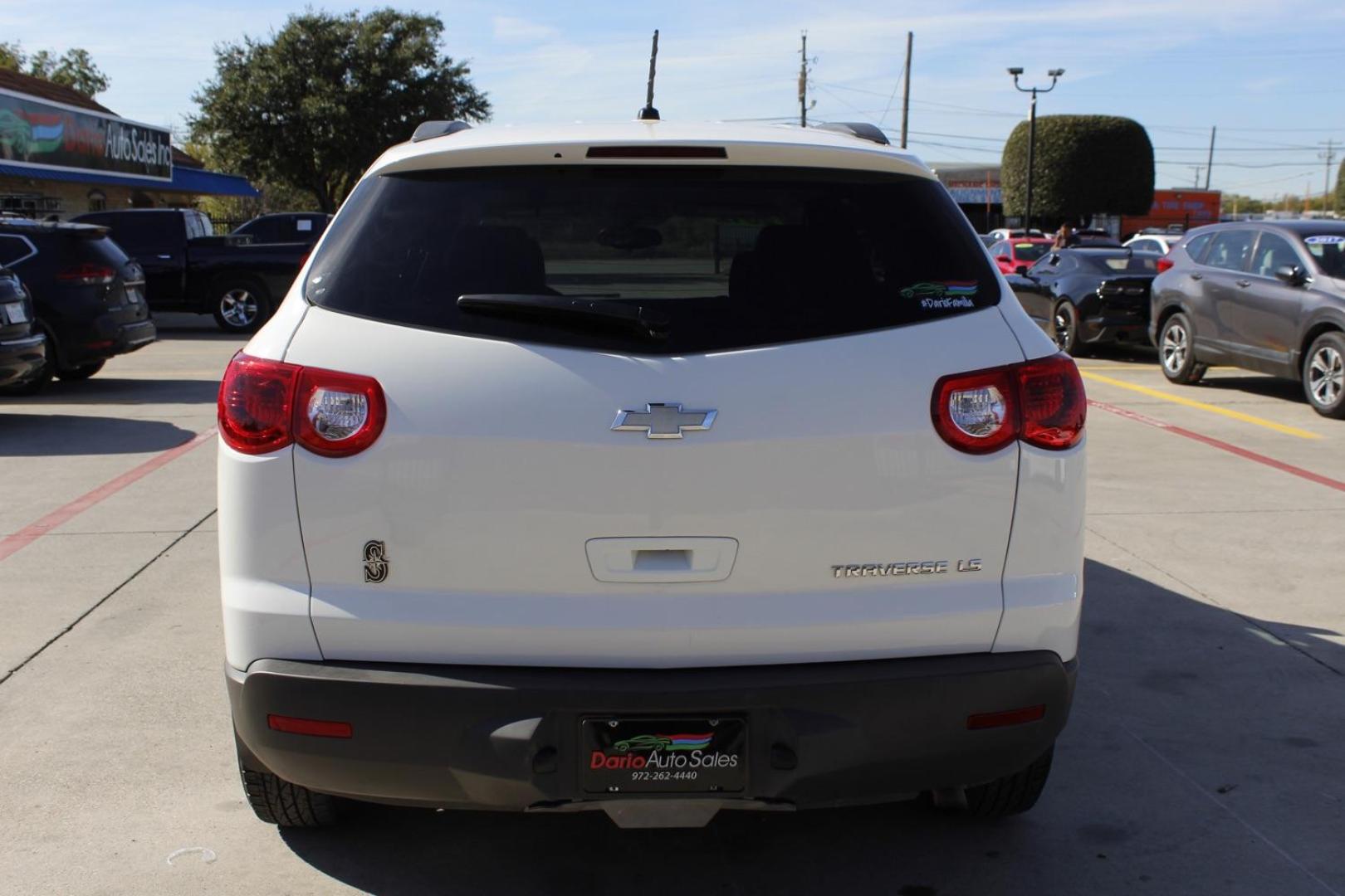 2012 white Chevrolet Traverse LS FWD (1GNKREEDXCJ) with an 3.6L V6 DOHC 24V engine, 6-Speed Automatic transmission, located at 2401 E Main St., Grand Prairie, TX, 75050, (972) 262-4440, 32.748981, -96.969643 - Photo#5