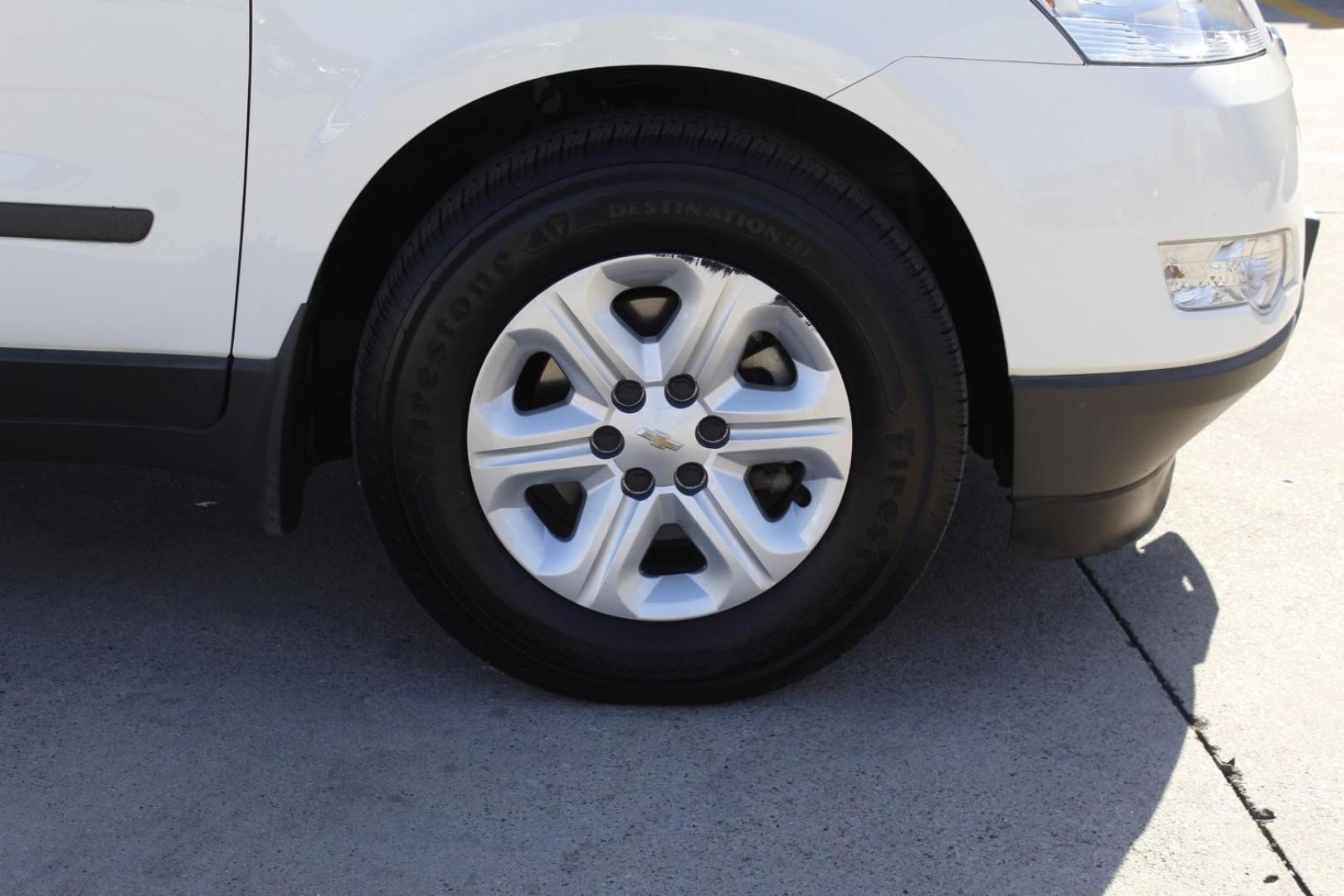 2012 white Chevrolet Traverse LS FWD (1GNKREEDXCJ) with an 3.6L V6 DOHC 24V engine, 6-Speed Automatic transmission, located at 2401 E Main St., Grand Prairie, TX, 75050, (972) 262-4440, 32.748981, -96.969643 - Photo#7