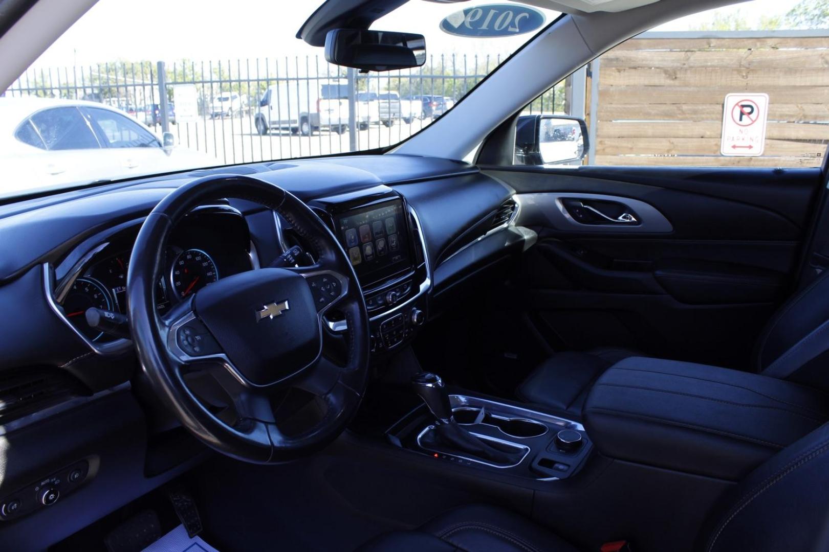 2019 Gray Chevrolet Traverse LT Leather FWD (1GNERHKW0KJ) with an 3.6L V6 DOHC 24V engine, 9-Speed Automatic transmission, located at 2401 E Main St., Grand Prairie, TX, 75050, (972) 262-4440, 32.748981, -96.969643 - Photo#10