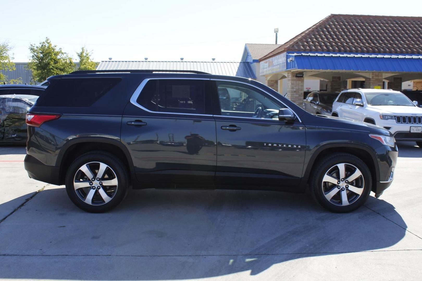 2019 Gray Chevrolet Traverse LT Leather FWD (1GNERHKW0KJ) with an 3.6L V6 DOHC 24V engine, 9-Speed Automatic transmission, located at 2401 E Main St., Grand Prairie, TX, 75050, (972) 262-4440, 32.748981, -96.969643 - Photo#7