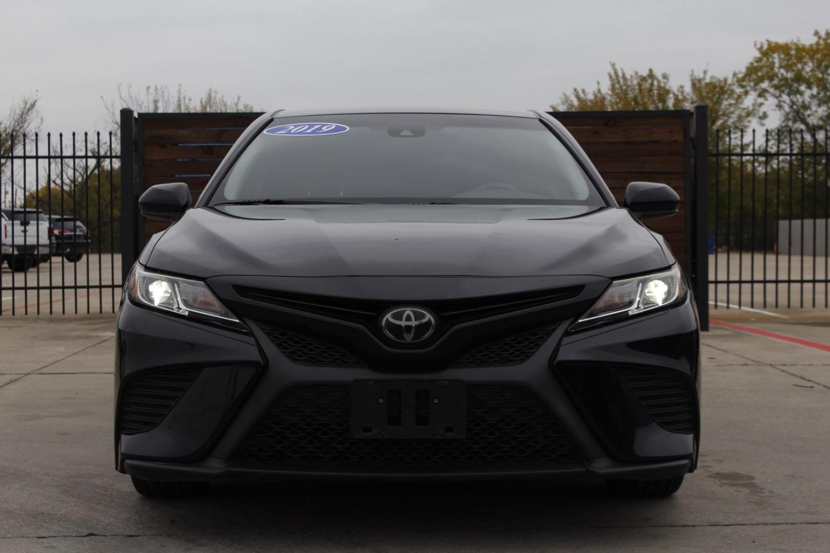 2019 BLACK Toyota Camry SE (4T1B11HK4KU) with an 2.5L L4 DOHC 16V engine, 8-Speed Automatic transmission, located at 2401 E Main St., Grand Prairie, TX, 75050, (972) 262-4440, 32.748981, -96.969643 - Photo#0