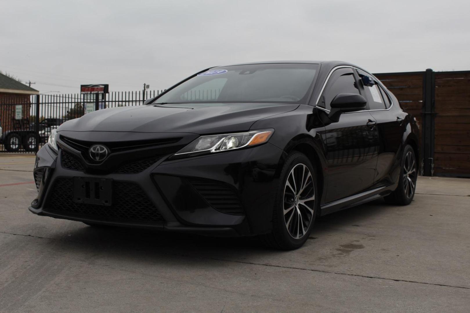 2019 BLACK Toyota Camry SE (4T1B11HK4KU) with an 2.5L L4 DOHC 16V engine, 8-Speed Automatic transmission, located at 2401 E Main St., Grand Prairie, TX, 75050, (972) 262-4440, 32.748981, -96.969643 - Photo#1