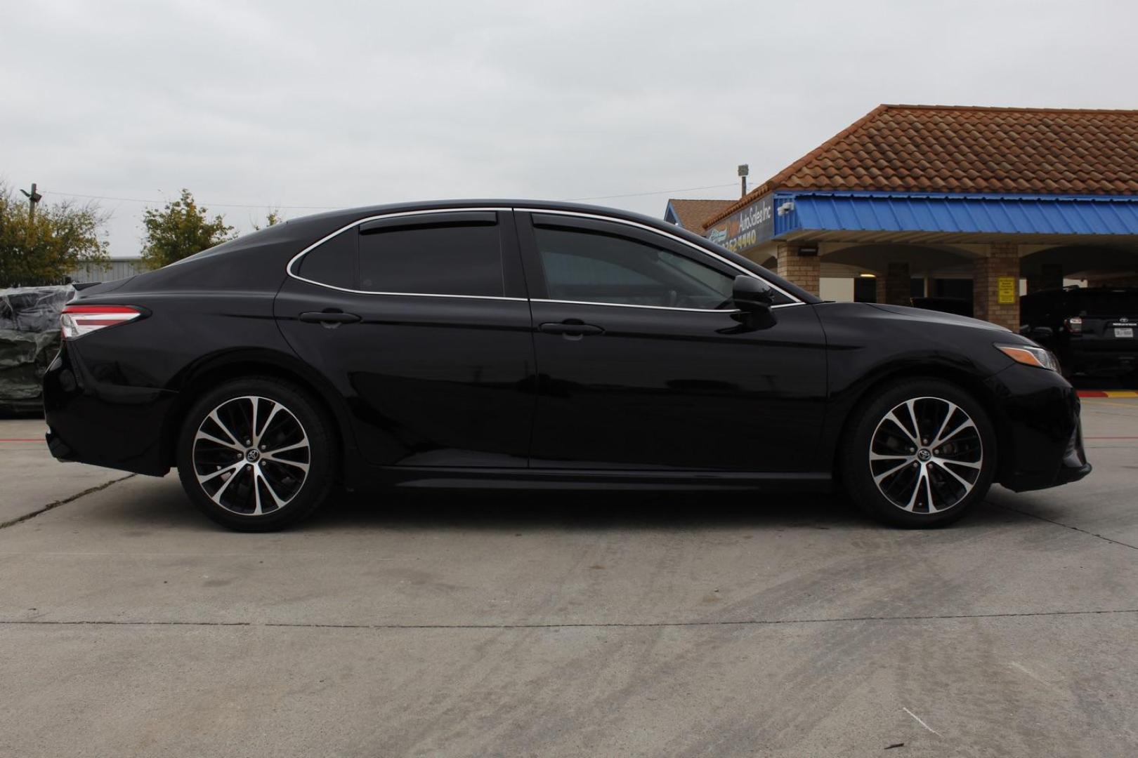 2019 BLACK Toyota Camry SE (4T1B11HK4KU) with an 2.5L L4 DOHC 16V engine, 8-Speed Automatic transmission, located at 2401 E Main St., Grand Prairie, TX, 75050, (972) 262-4440, 32.748981, -96.969643 - Photo#7