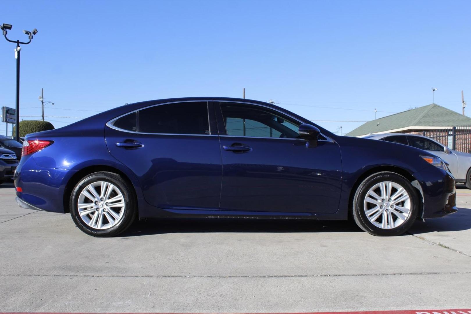 2014 Blue Lexus ES 350 Sedan (JTHBK1GG7E2) with an 3.5L V6 DOHC 24V engine, 6-Speed Automatic transmission, located at 2401 E Main St., Grand Prairie, TX, 75050, (972) 262-4440, 32.748981, -96.969643 - Photo#7