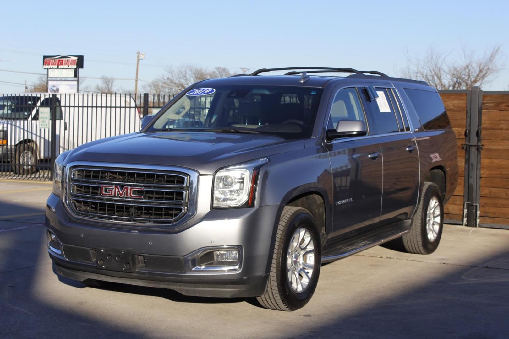 2019 Gray GMC Yukon XL SLT 2WD (1GKS1GKC4KR) with an 5.3L V8 OHV 16V engine, 6-Speed Automatic transmission, located at 2401 E Main St., Grand Prairie, TX, 75050, (972) 262-4440, 32.748981, -96.969643 - Photo#1